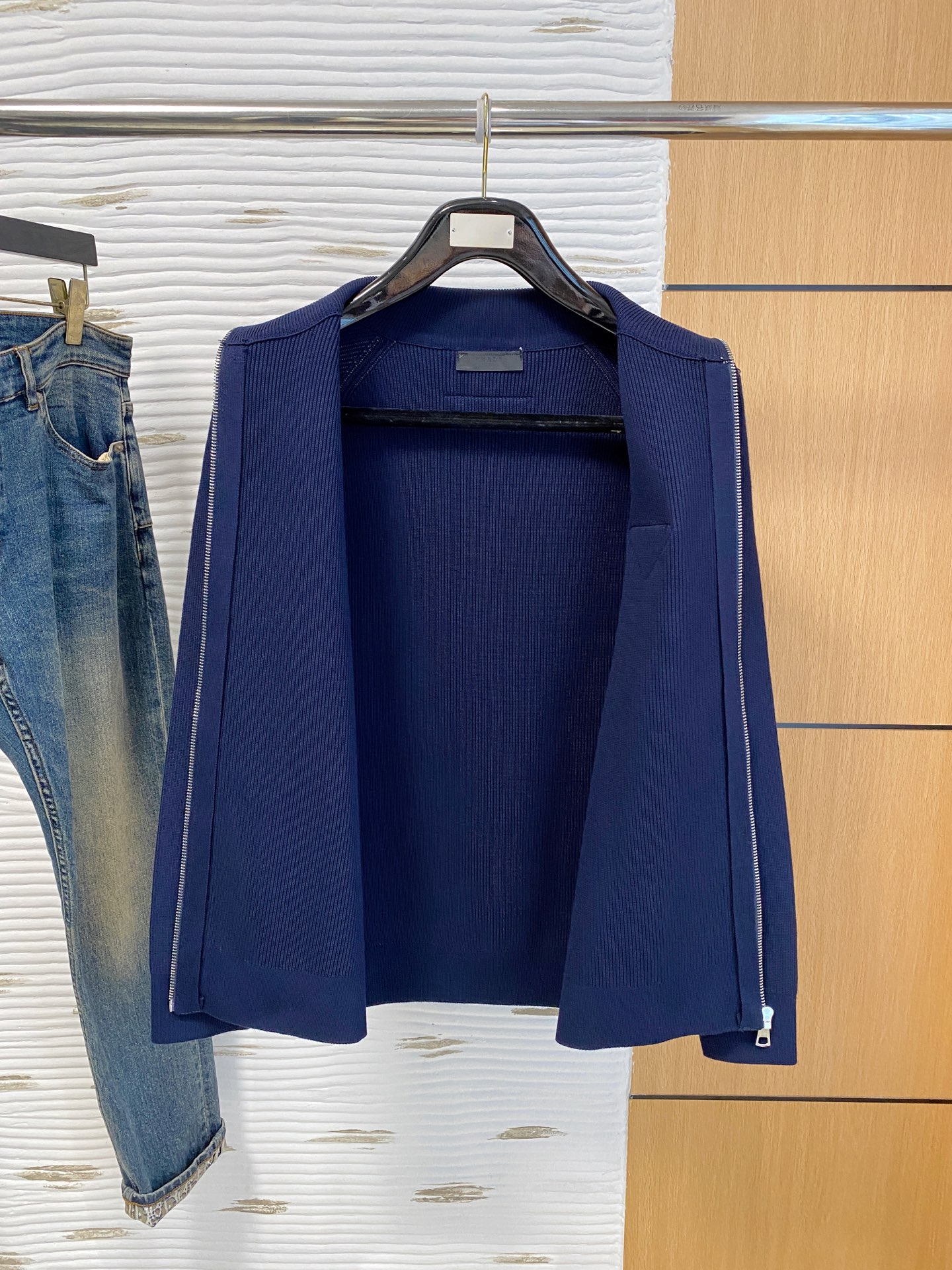 普拉达 2025秋冬羊毛混纺开衫拉链针织毛衣，采用进口定制纱线，上身舒适保暖，专柜同步在售。三标齐全。码