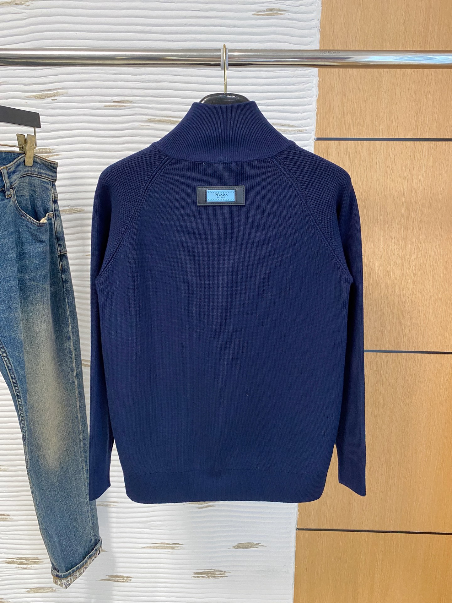 普拉达 2025秋冬羊毛混纺开衫拉链针织毛衣，采用进口定制纱线，上身舒适保暖，专柜同步在售。三标齐全。码