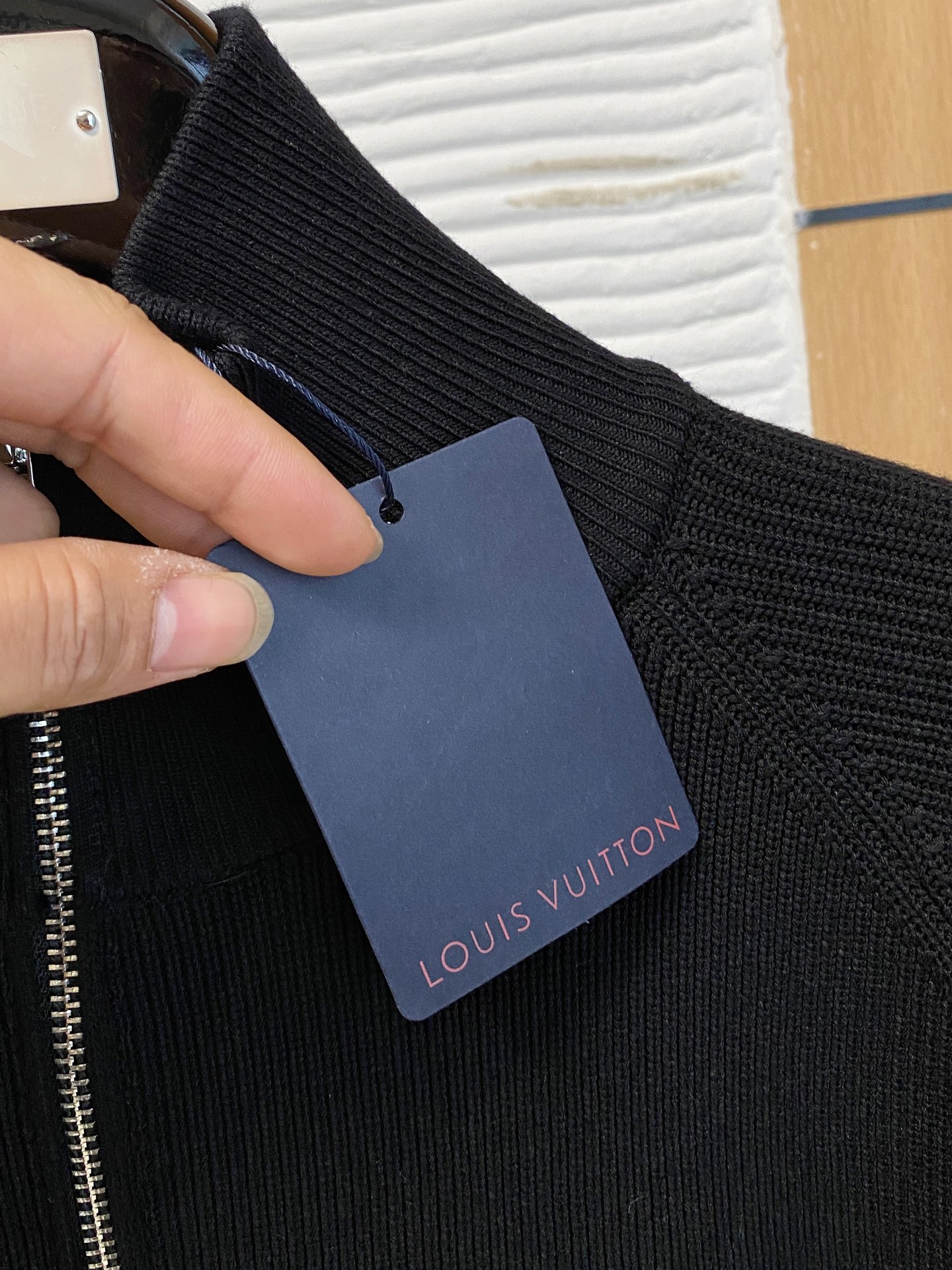 LV 2025秋冬羊毛混纺开衫拉链针织毛衣，采用进口定制纱线，上身舒适保暖，专柜同步在售。三标齐全。码数