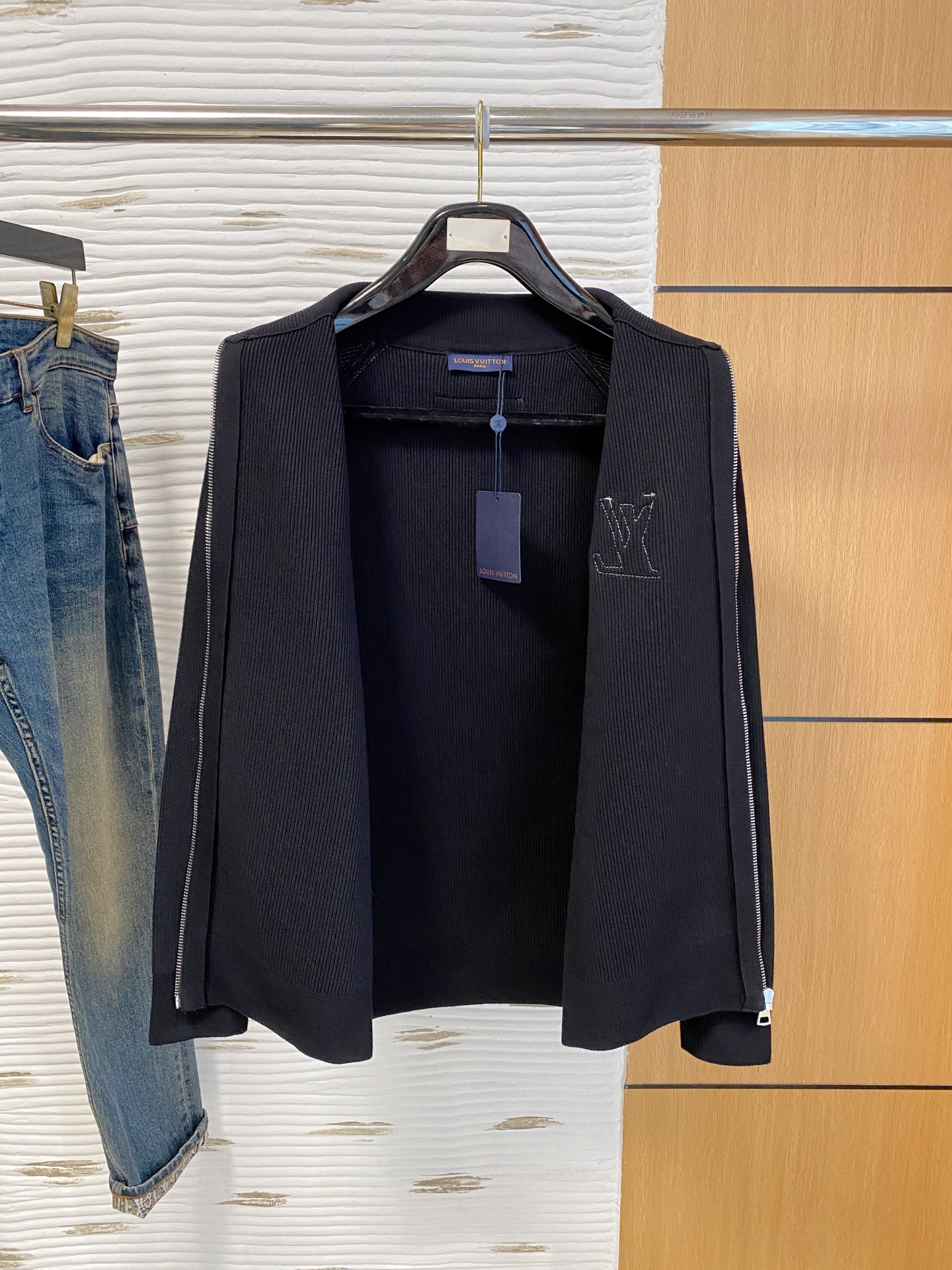 LV 2025秋冬羊毛混纺开衫拉链针织毛衣，采用进口定制纱线，上身舒适保暖，专柜同步在售。三标齐全。码数