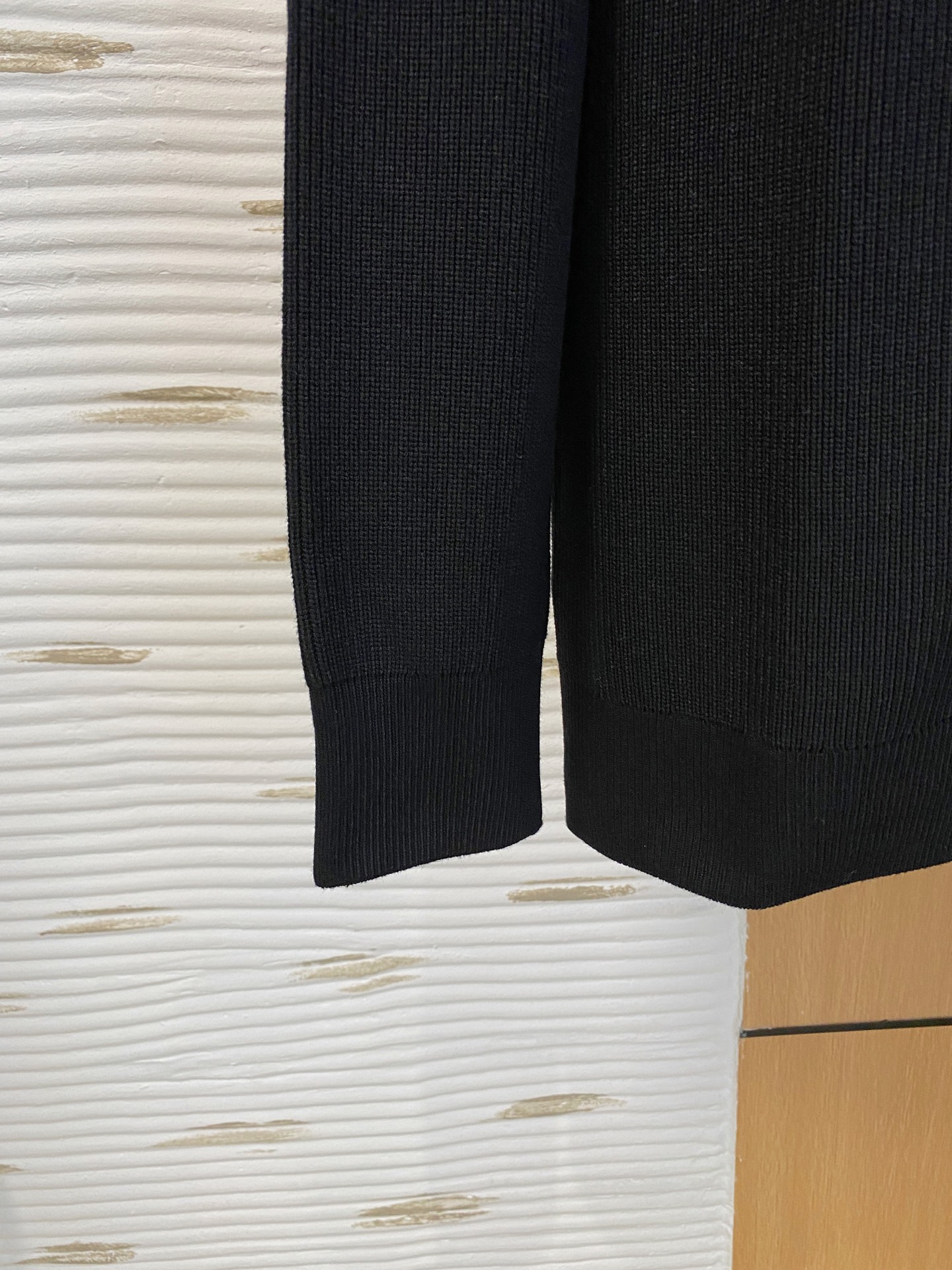 LV 2025秋冬羊毛混纺开衫拉链针织毛衣，采用进口定制纱线，上身舒适保暖，专柜同步在售。三标齐全。码数