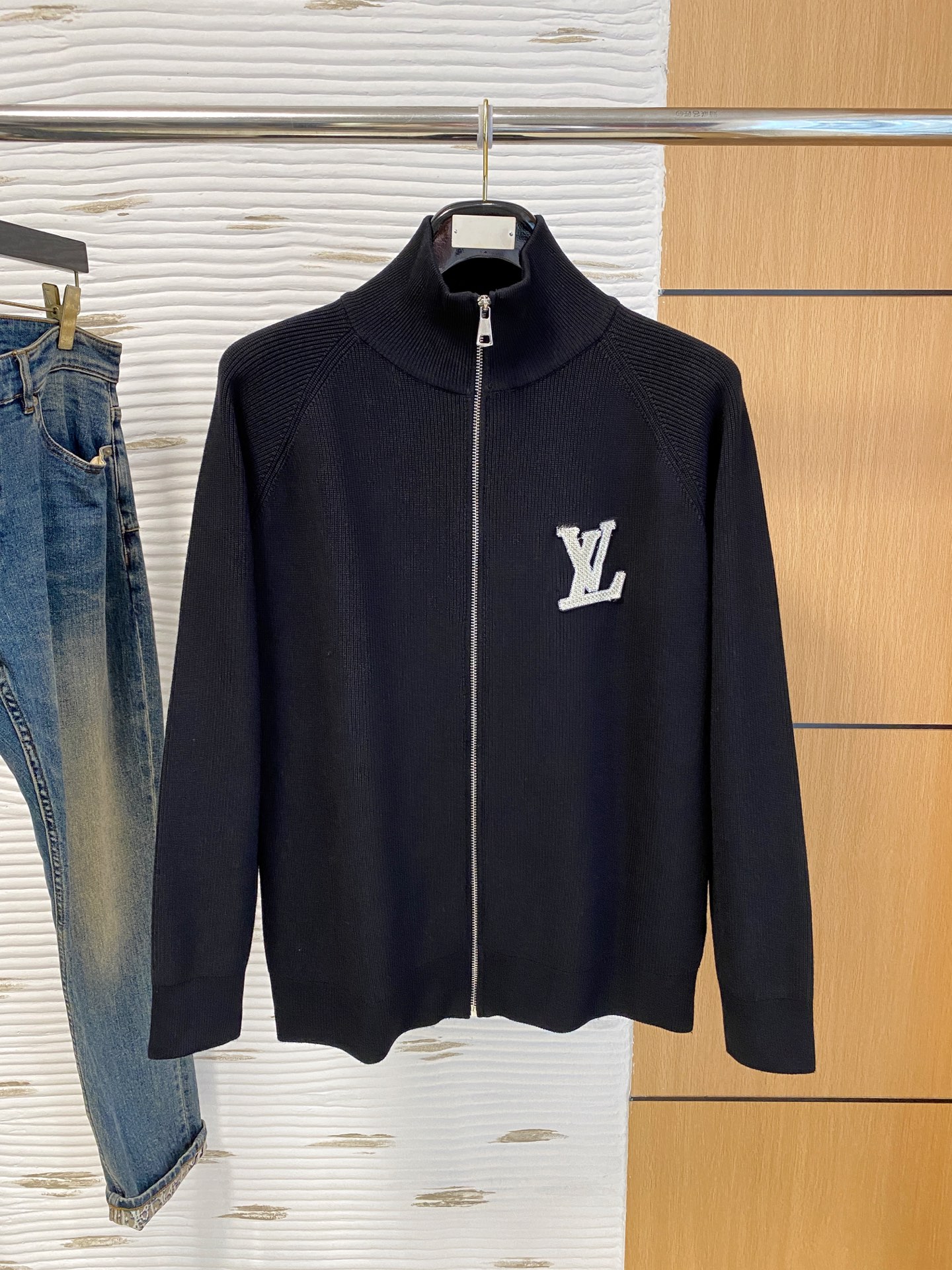 LV 2025秋冬羊毛混纺开衫拉链针织毛衣，采用进口定制纱线，上身舒适保暖，专柜同步在售。三标齐全。码数