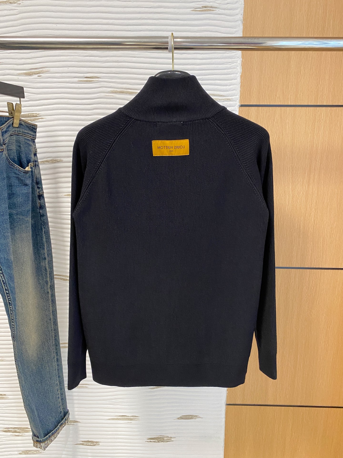 LV 2025秋冬羊毛混纺开衫拉链针织毛衣，采用进口定制纱线，上身舒适保暖，专柜同步在售。三标齐全。码数