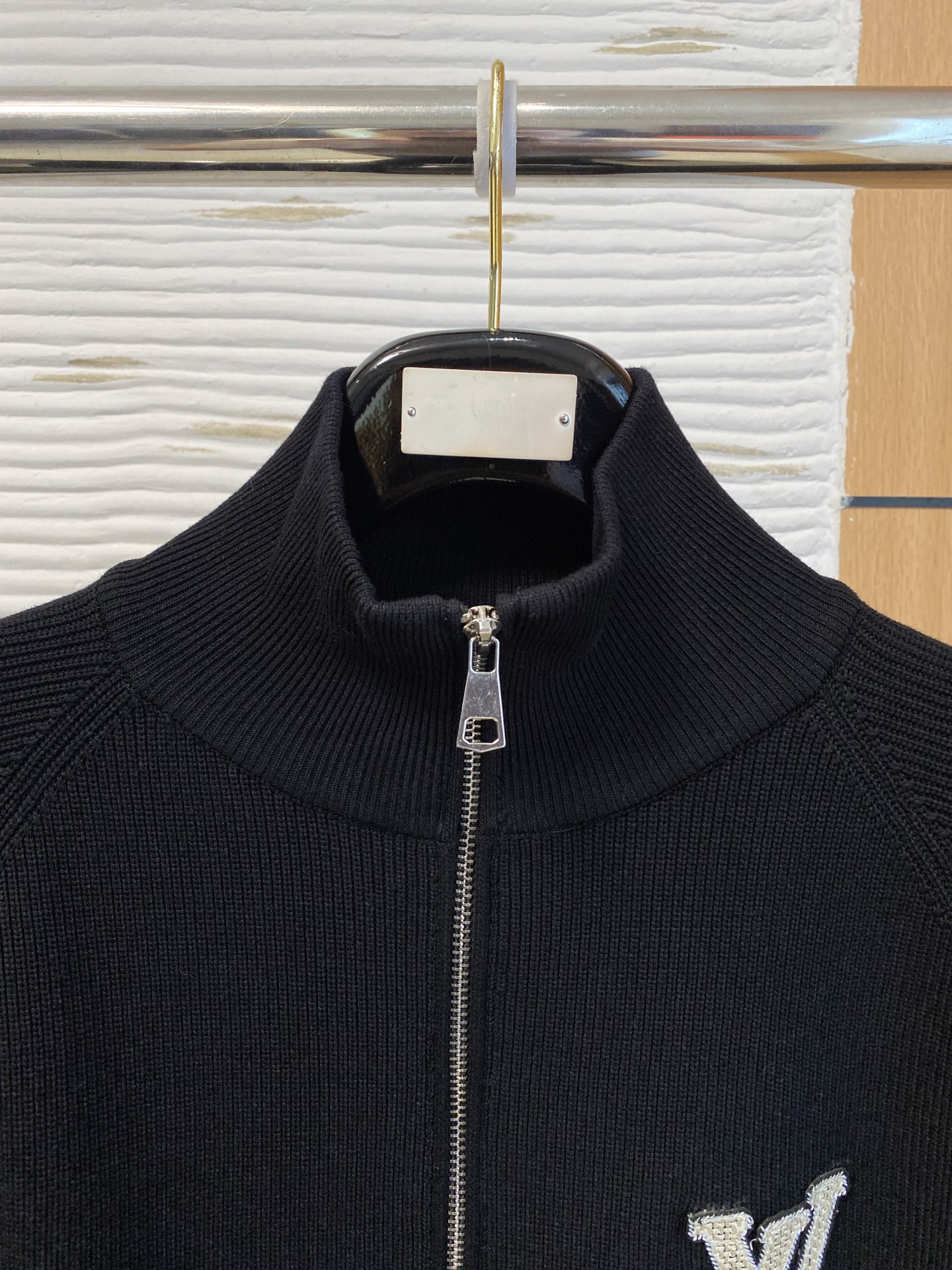 LV 2025秋冬羊毛混纺开衫拉链针织毛衣，采用进口定制纱线，上身舒适保暖，专柜同步在售。三标齐全。码数