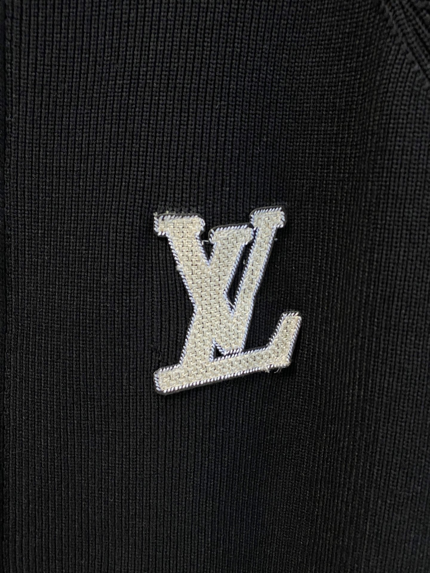 LV 2025秋冬羊毛混纺开衫拉链针织毛衣，采用进口定制纱线，上身舒适保暖，专柜同步在售。三标齐全。码数