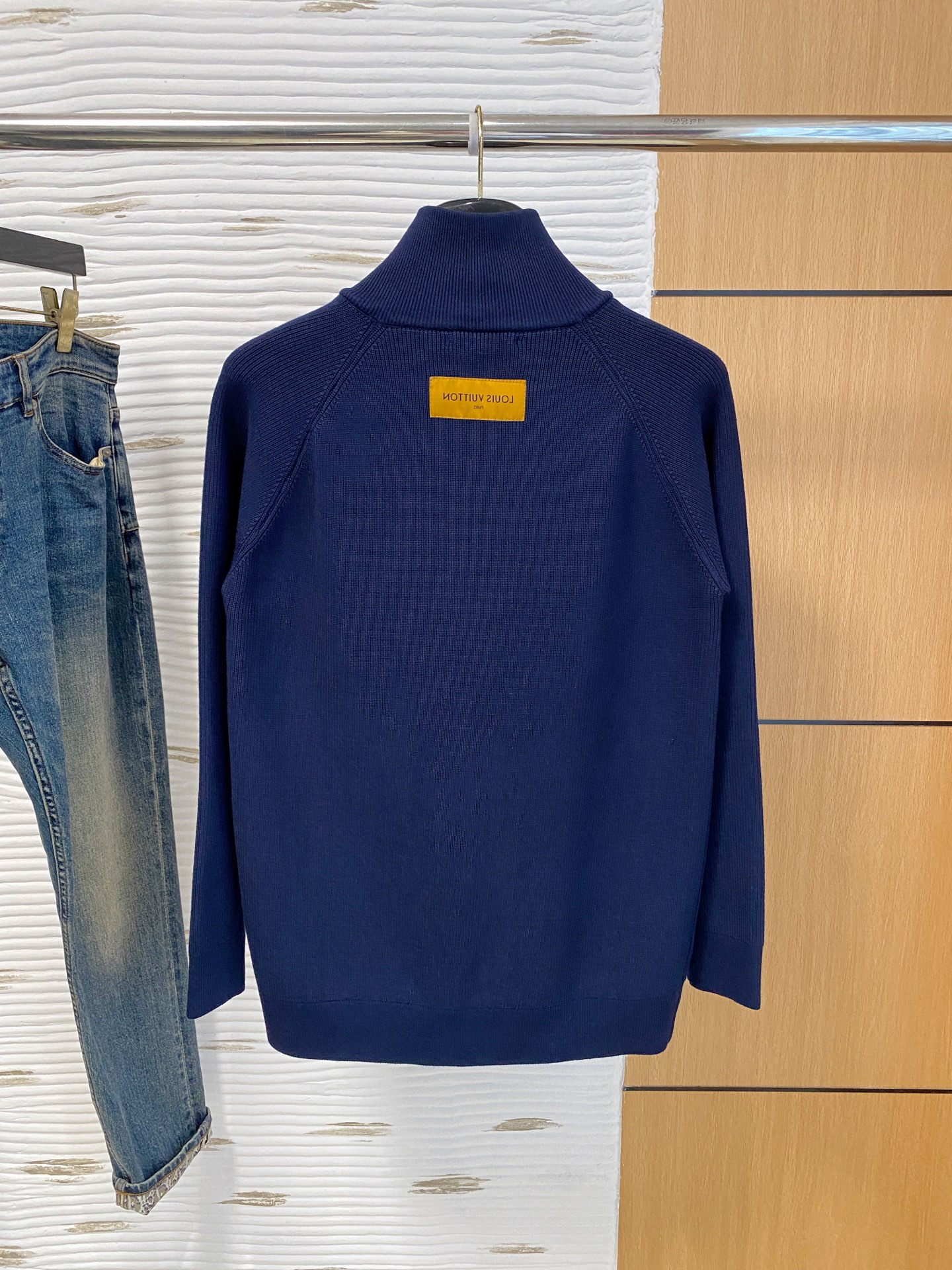 LV 2025秋冬羊毛混纺开衫拉链针织毛衣，采用进口定制纱线，上身舒适保暖，专柜同步在售。三标齐全。码数