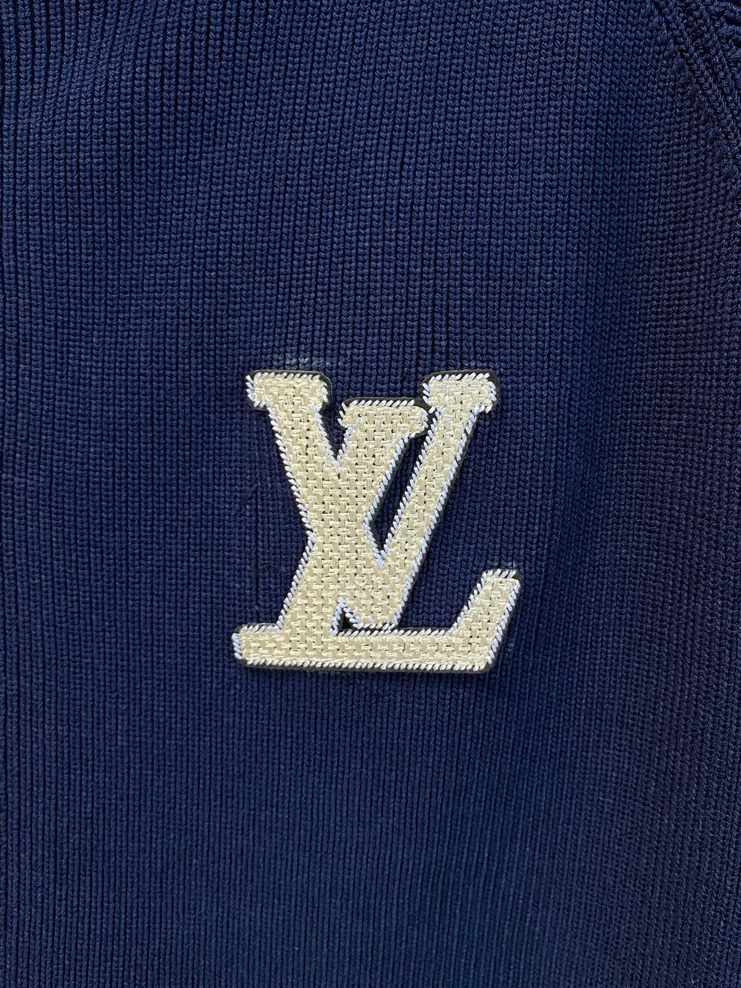 LV 2025秋冬羊毛混纺开衫拉链针织毛衣，采用进口定制纱线，上身舒适保暖，专柜同步在售。三标齐全。码数