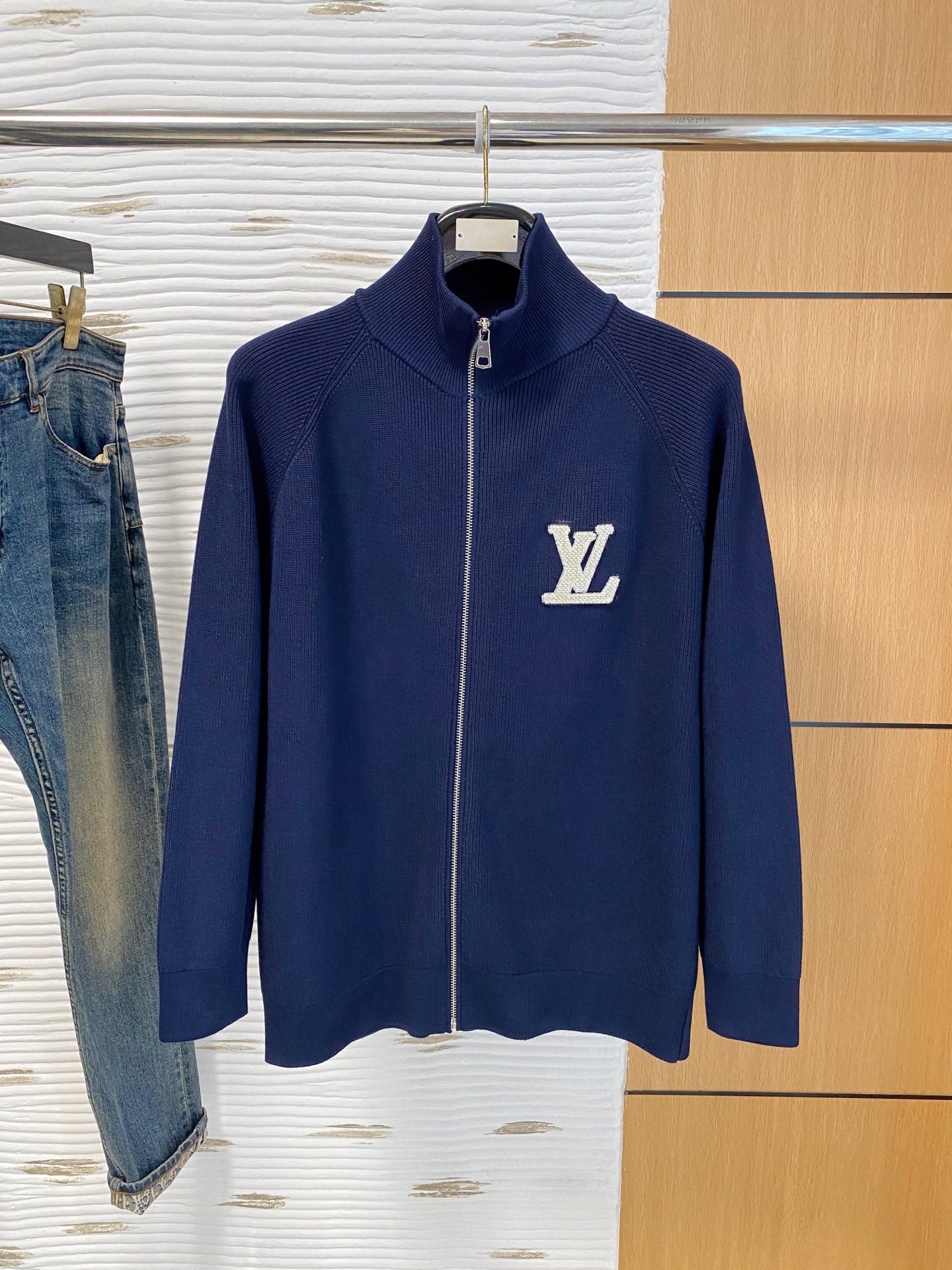 LV 2025秋冬羊毛混纺开衫拉链针织毛衣，采用进口定制纱线，上身舒适保暖，专柜同步在售。三标齐全。码数