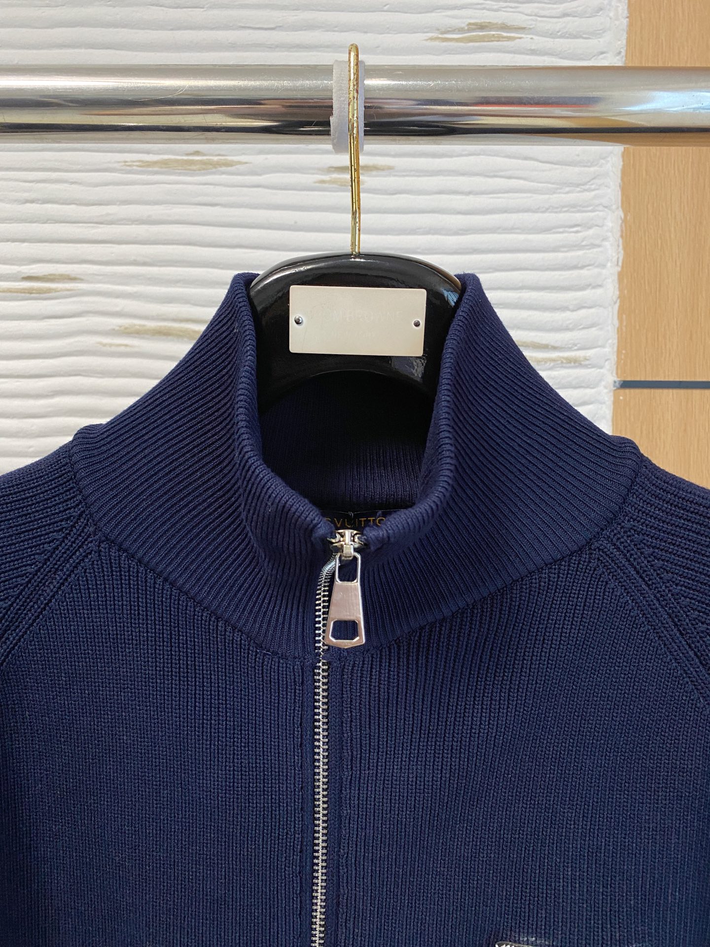 LV 2025秋冬羊毛混纺开衫拉链针织毛衣，采用进口定制纱线，上身舒适保暖，专柜同步在售。三标齐全。码数