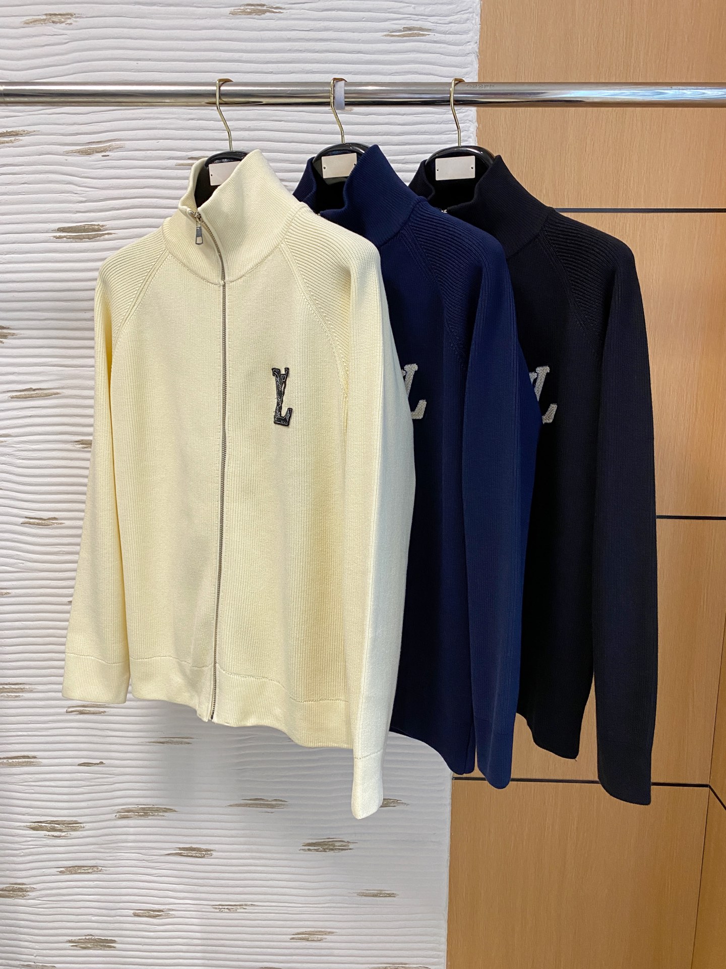 LV 2025秋冬羊毛混纺开衫拉链针织毛衣，采用进口定制纱线，上身舒适保暖，专柜同步在售。三标齐全。码数