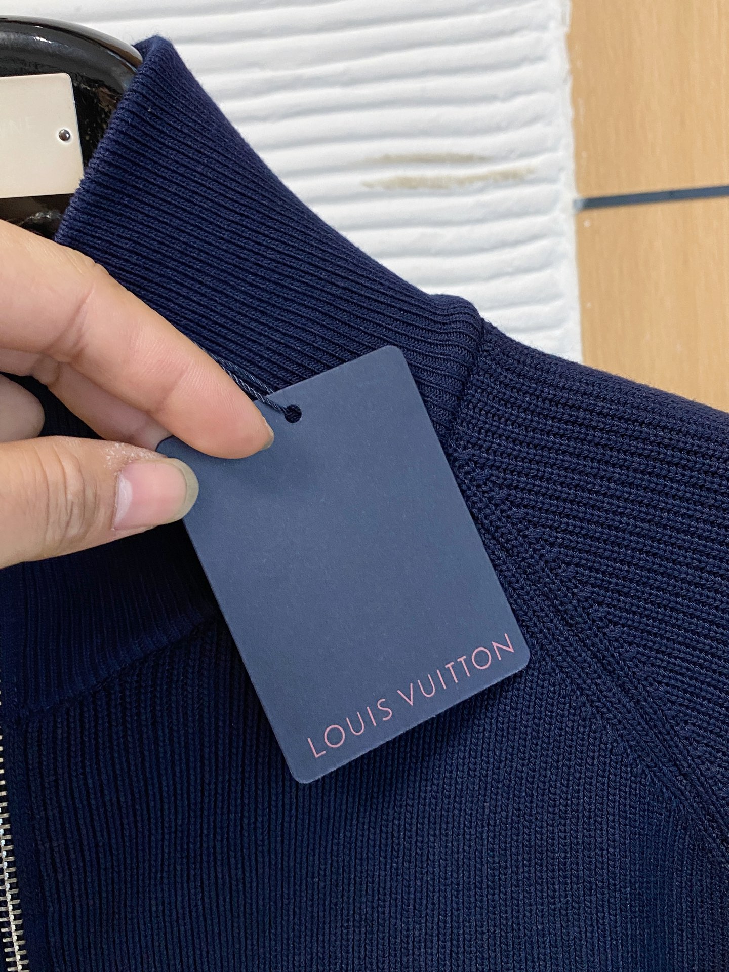 LV 2025秋冬羊毛混纺开衫拉链针织毛衣，采用进口定制纱线，上身舒适保暖，专柜同步在售。三标齐全。码数