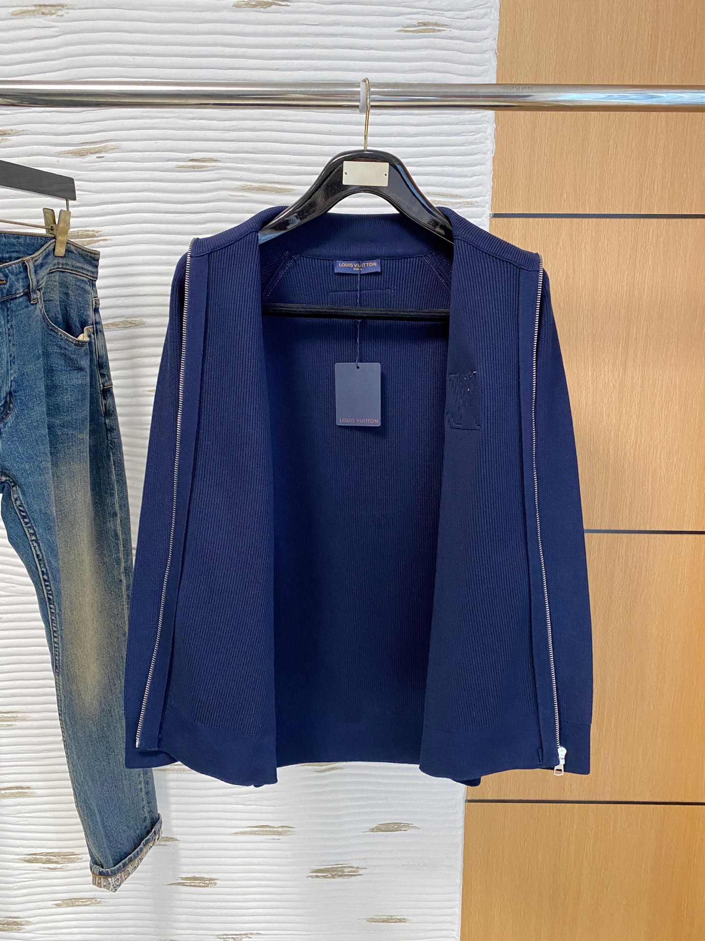 LV 2025秋冬羊毛混纺开衫拉链针织毛衣，采用进口定制纱线，上身舒适保暖，专柜同步在售。三标齐全。码数