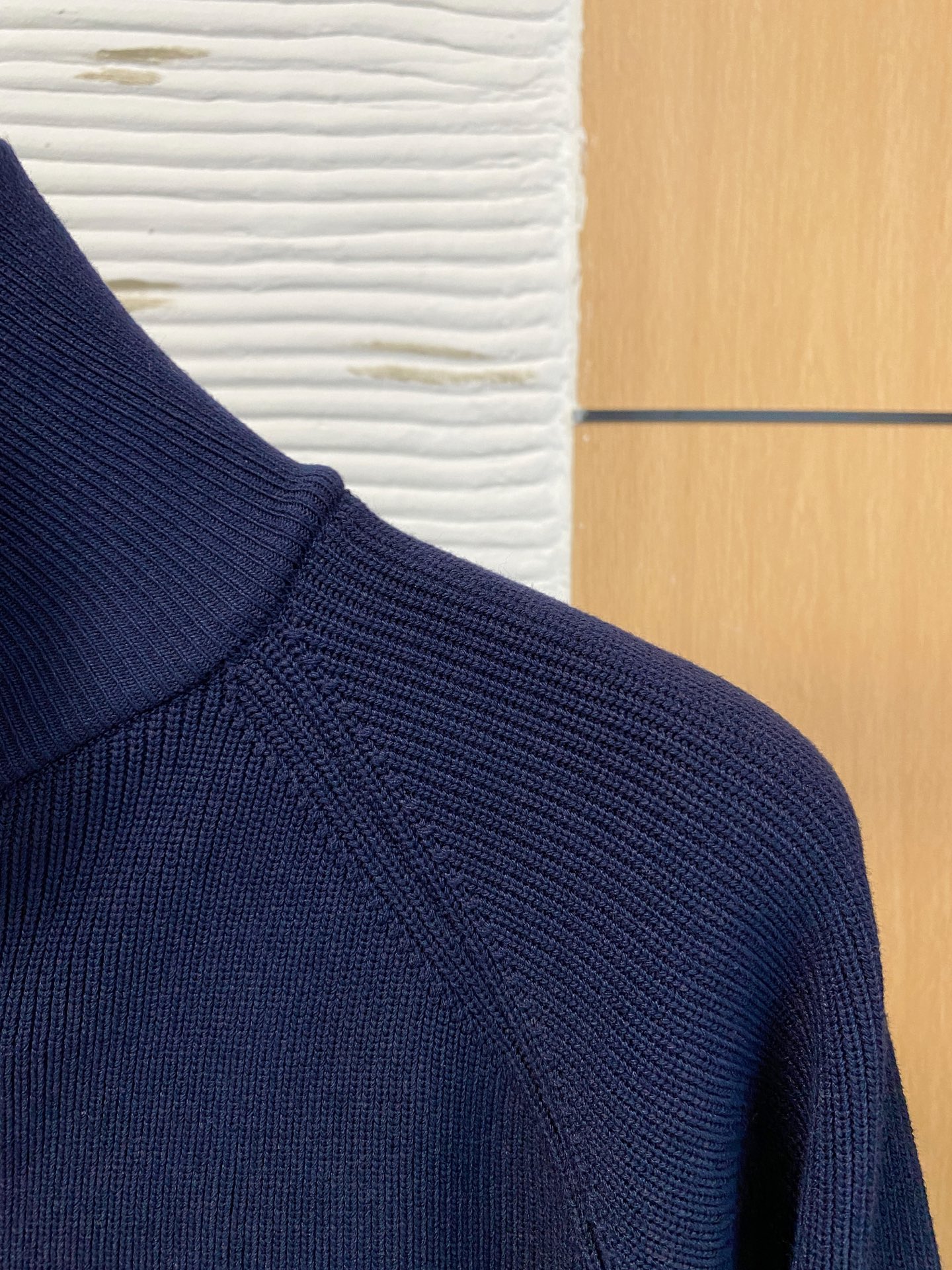 LV 2025秋冬羊毛混纺开衫拉链针织毛衣，采用进口定制纱线，上身舒适保暖，专柜同步在售。三标齐全。码数