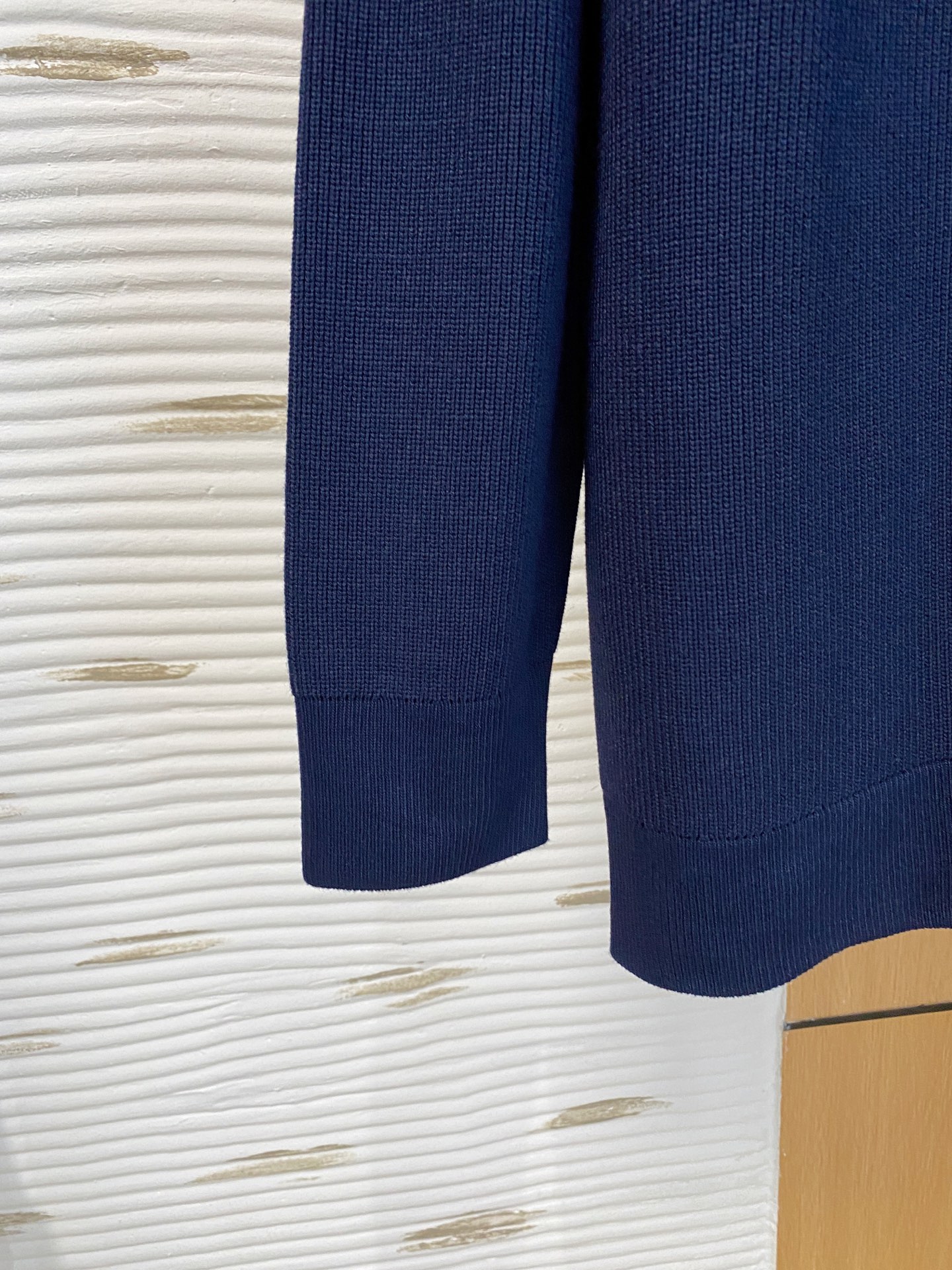 LV 2025秋冬羊毛混纺开衫拉链针织毛衣，采用进口定制纱线，上身舒适保暖，专柜同步在售。三标齐全。码数