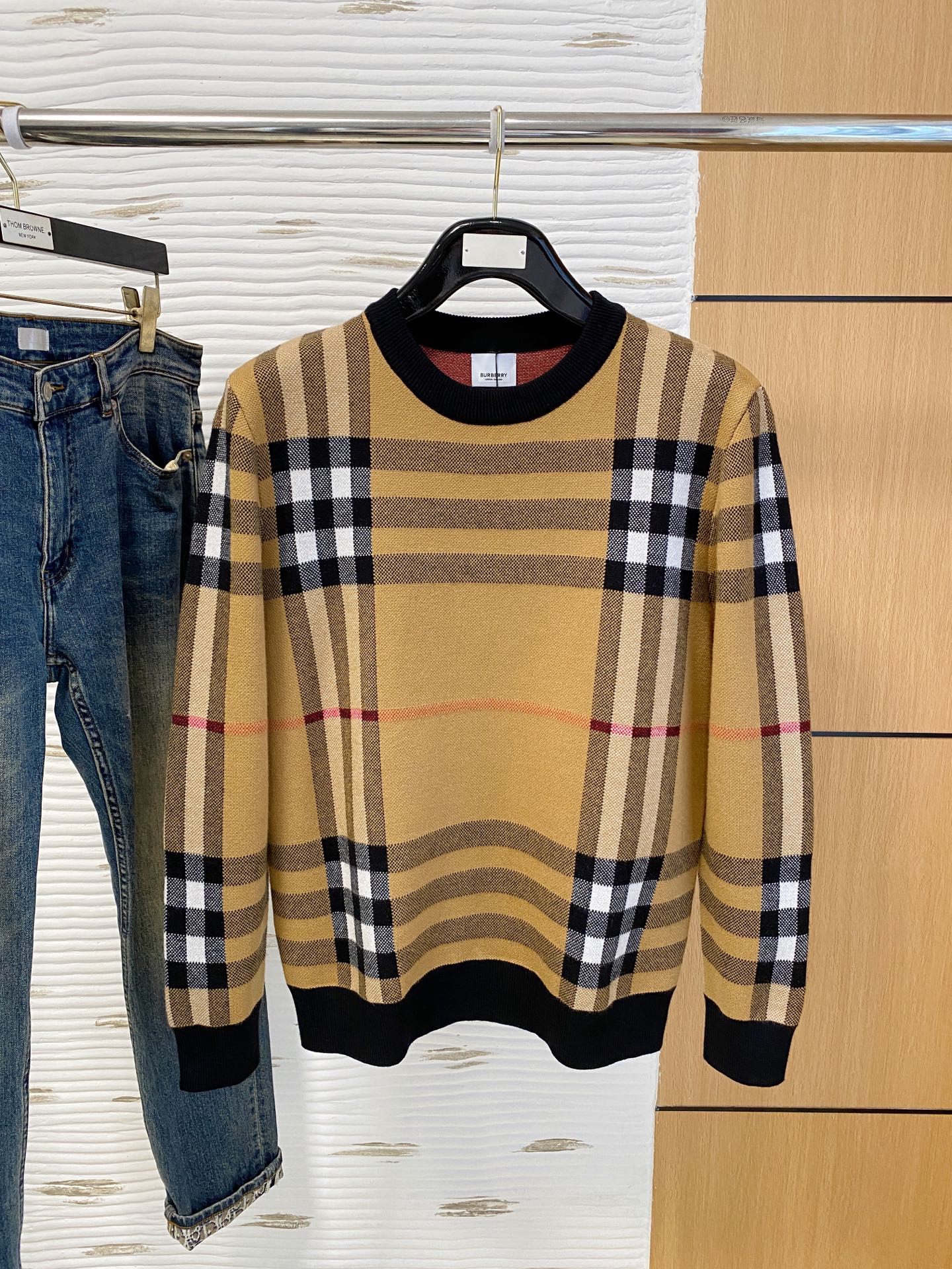 NO:607742,Burberry  The new 2025 early autumn men's wool sweaters are hot-selling items on sale at the counter. Every major fashion buyer and star has a versatile item. Simple and fashionable, it is very beautiful, and the upper body is full of gentleman style. The whole sweater not only has exquisite texture and craftsmanship, but also the wiring is even and neat. The overall appearance is beautiful.  This ensures that the silhouette of the clothes is not easily deformed. The custom-made wool fabric is neither very loose nor very tight, and has very good recovery properties. A fashion item that is both cold-resistant and fashionable in autumn and winter. M-3XL,, burberry, sweaters, alexander  wang19860909巴宝莉 2025早秋新款男士羊毛针织衫,专柜在售爆款单品,各大时尚买手明星人手一件的百搭单品.简单时尚甚是好看,上身绅士范十足.整件毛衣不单纹理工艺精美,走线更是精工细作均匀整齐.整体美观大方保证了衣服的廓形不易变形.定制羊毛面料,既不会很宽松也不会很紧绷,恢复性非常好.秋冬御寒与时尚兼备的一款时装单品.M-3XL,,burberry,sweaters,alexander wang,Men's clothing