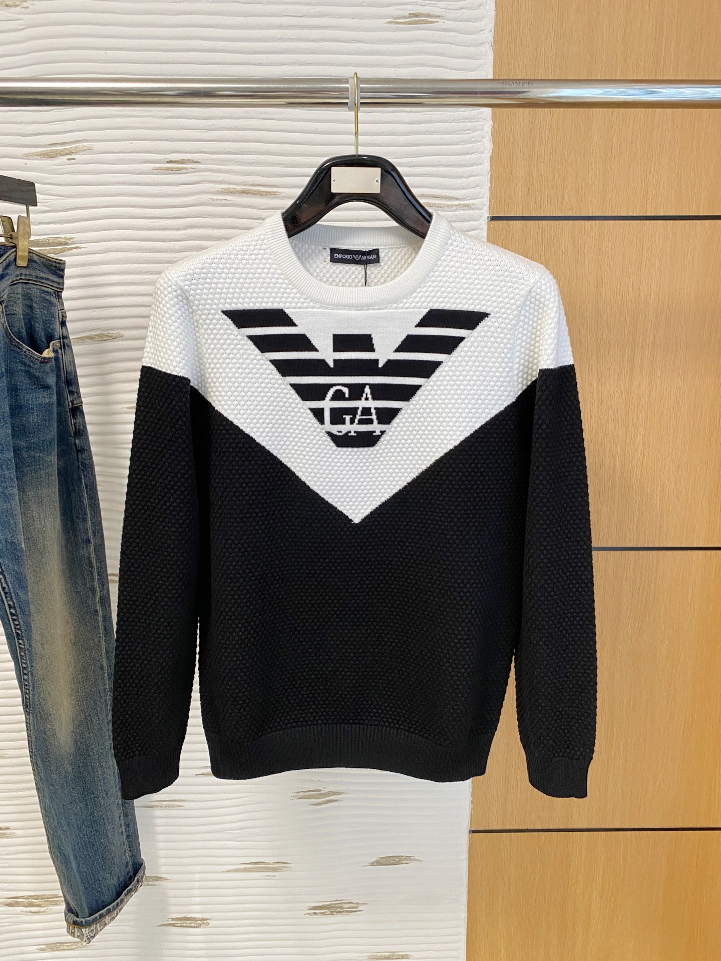 NO:607750,Armani  The new 2025 early autumn men's wool sweaters are hot-selling items on sale at the counter. Every major fashion buyer and star has a versatile item. Simple and fashionable, it looks good, and the upper body is full of gentleman's style. The entire sweater not only has exquisite texture and craftsmanship, but also the wiring is even and neat. The overall appearance is beautiful.  The generosity ensures that the silhouette of the clothes is not easily deformed. The custom-made wool fabric is neither very loose nor very tight, and has very good recovery properties. A fashion item that is both cold-resistant and fashionable in autumn and winter. M-XXL, armani, sweaters, alexander  wang19860909阿玛尼 2025早秋新款男士羊毛针织衫,专柜在售爆款单品,各大时尚买手明星人手一件的百搭单品.简单时尚甚是好看,上身绅士范十足.整件毛衣不单纹理工艺精美,走线更是精工细作均匀整齐.整体美观大方保证了衣服的廓形不易变形.定制羊毛面料,既不会很宽松也不会很紧绷,恢复性非常好.秋冬御寒与时尚兼备的一款时装单品.M-XXL,,armani,sweaters,alexander wang,Men's clothing