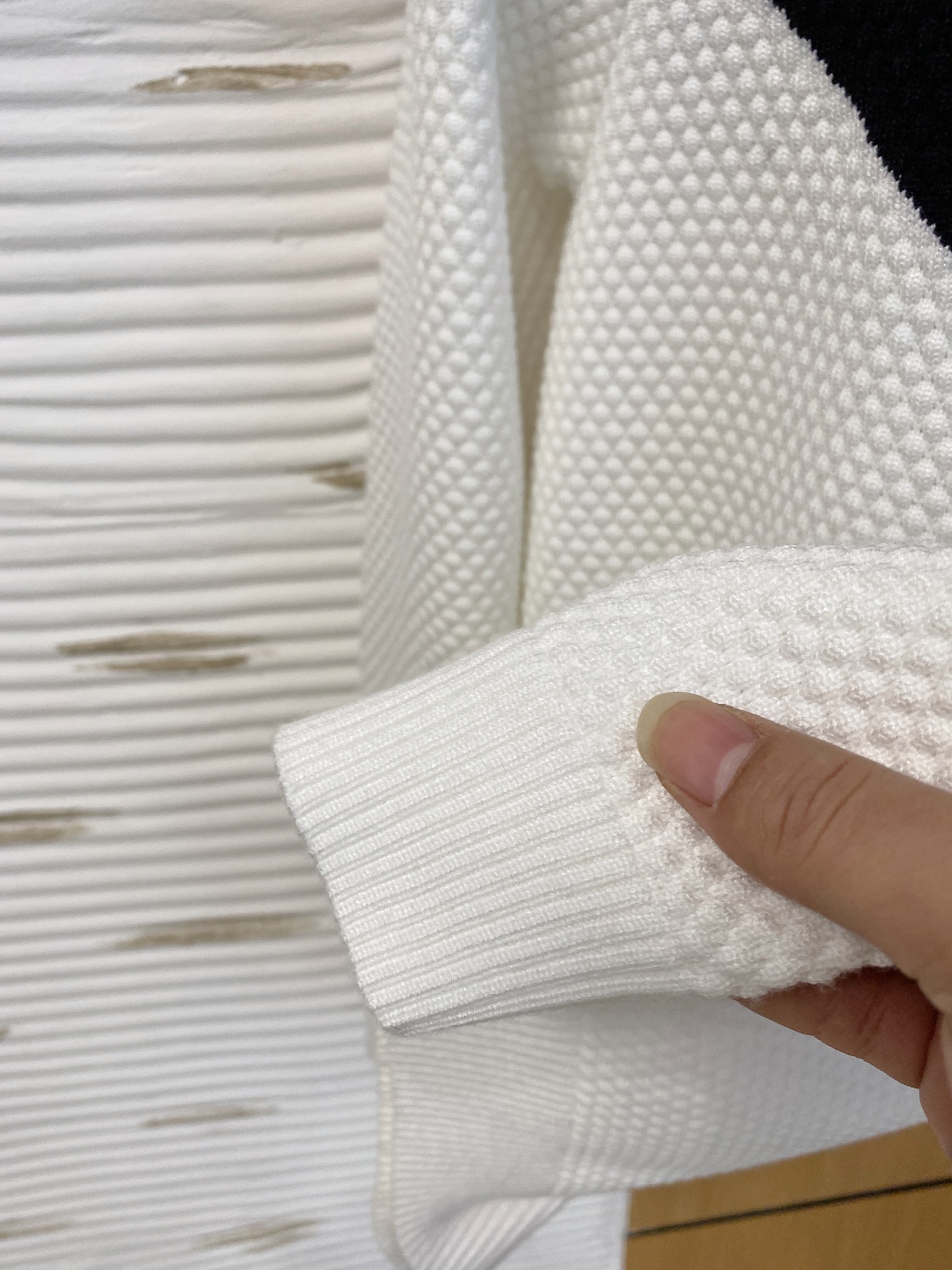 阿玛尼 2025早秋新款男士羊毛针织衫，专柜在售爆款单品，各大时尚买手明星人手一件的百搭单品。简单时尚甚