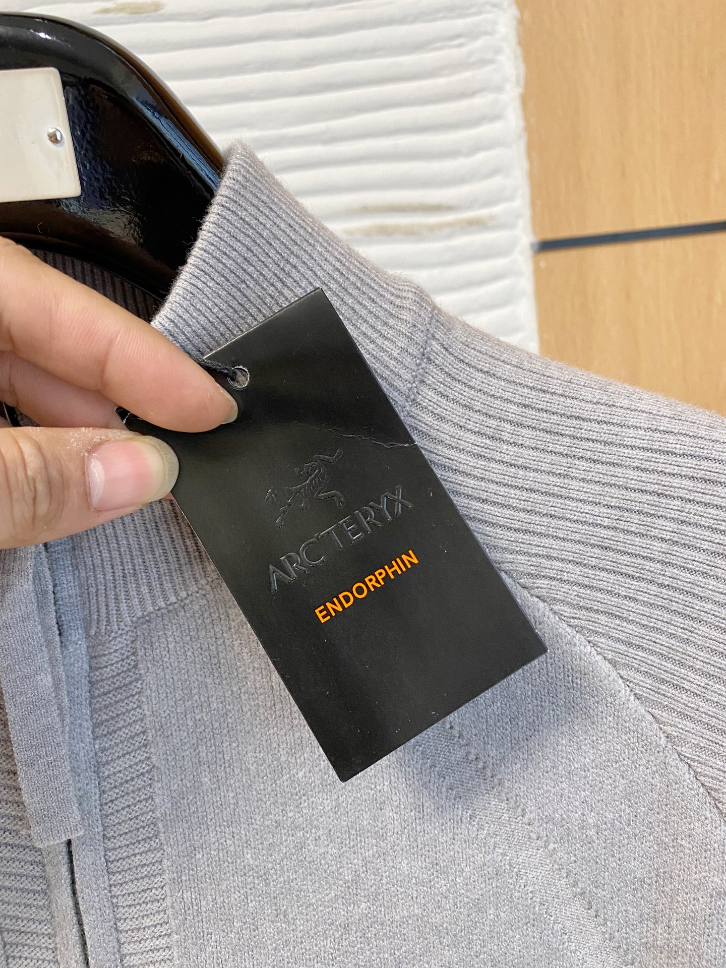 始祖鸟 2025秋冬羊毛混纺开衫拉链针织毛衣，采用进口定制纱线，上身舒适保暖，专柜同步在售。三标齐全。码