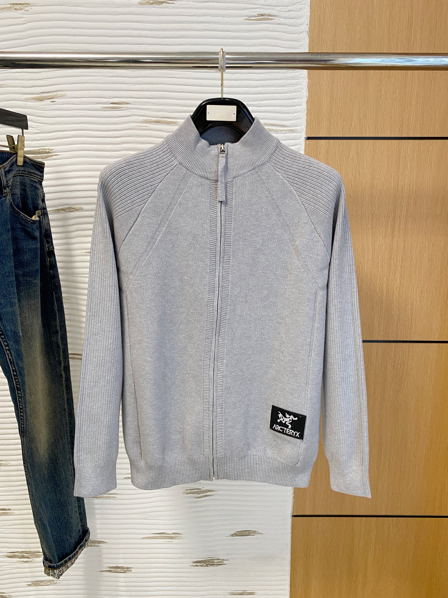 始祖鸟 2025秋冬羊毛混纺开衫拉链针织毛衣，采用进口定制纱线，上身舒适保暖，专柜同步在售。三标齐全。码