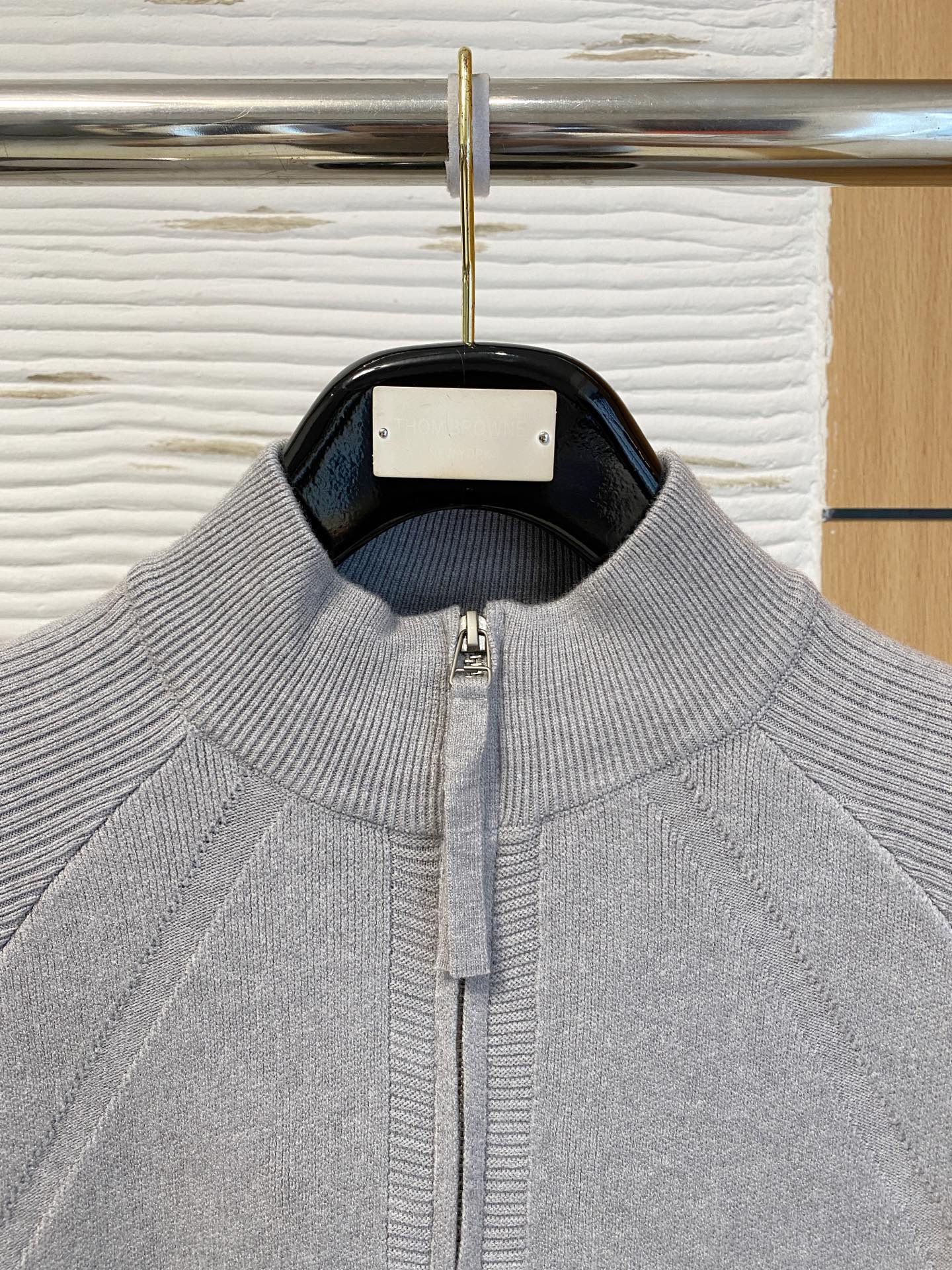 始祖鸟 2025秋冬羊毛混纺开衫拉链针织毛衣，采用进口定制纱线，上身舒适保暖，专柜同步在售。三标齐全。码