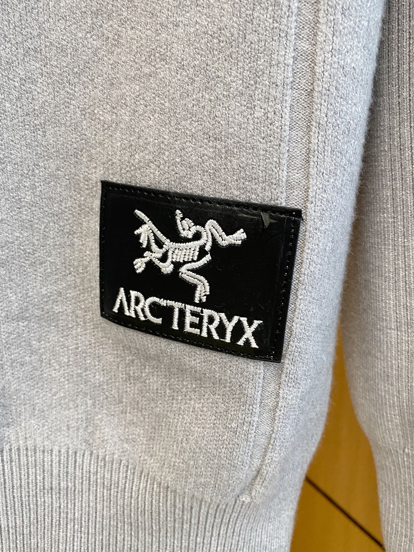 始祖鸟 2025秋冬羊毛混纺开衫拉链针织毛衣，采用进口定制纱线，上身舒适保暖，专柜同步在售。三标齐全。码