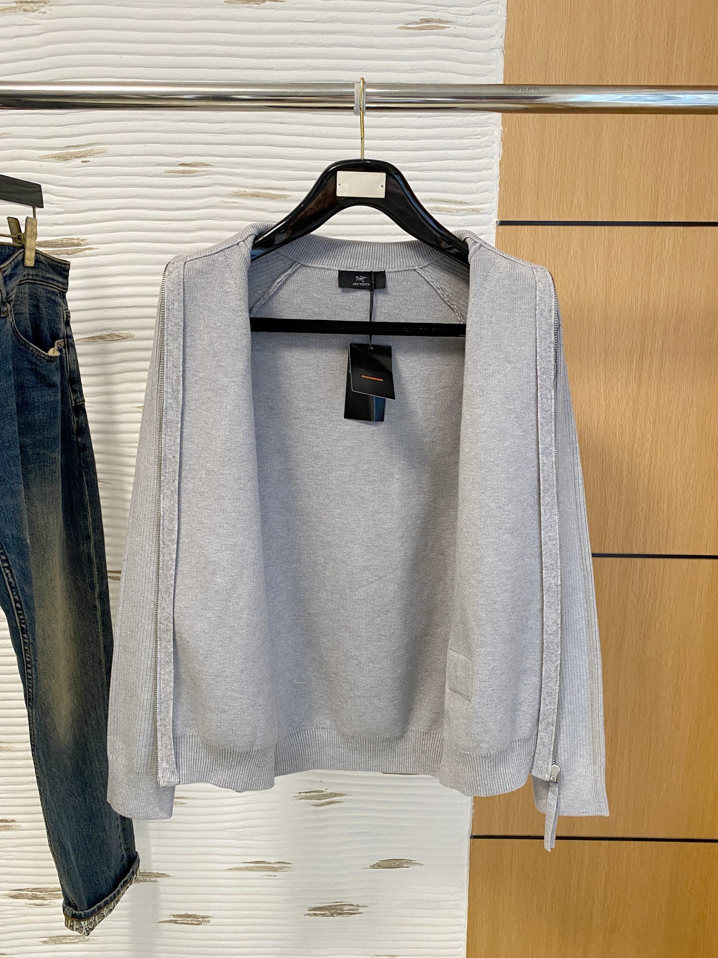 始祖鸟 2025秋冬羊毛混纺开衫拉链针织毛衣，采用进口定制纱线，上身舒适保暖，专柜同步在售。三标齐全。码