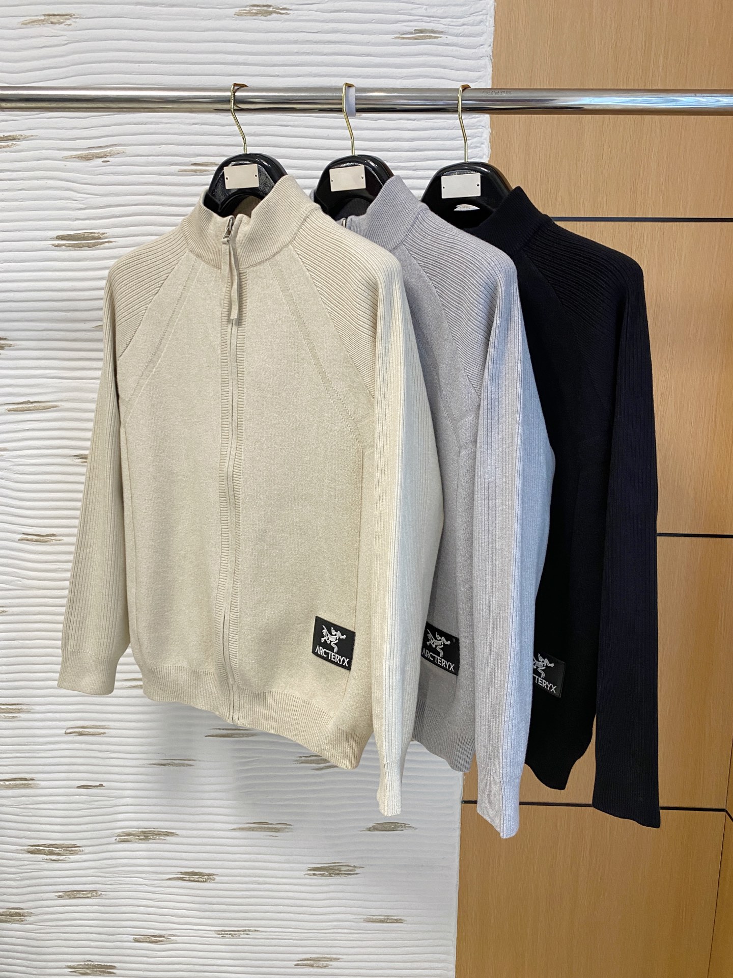 始祖鸟 2025秋冬羊毛混纺开衫拉链针织毛衣，采用进口定制纱线，上身舒适保暖，专柜同步在售。三标齐全。码