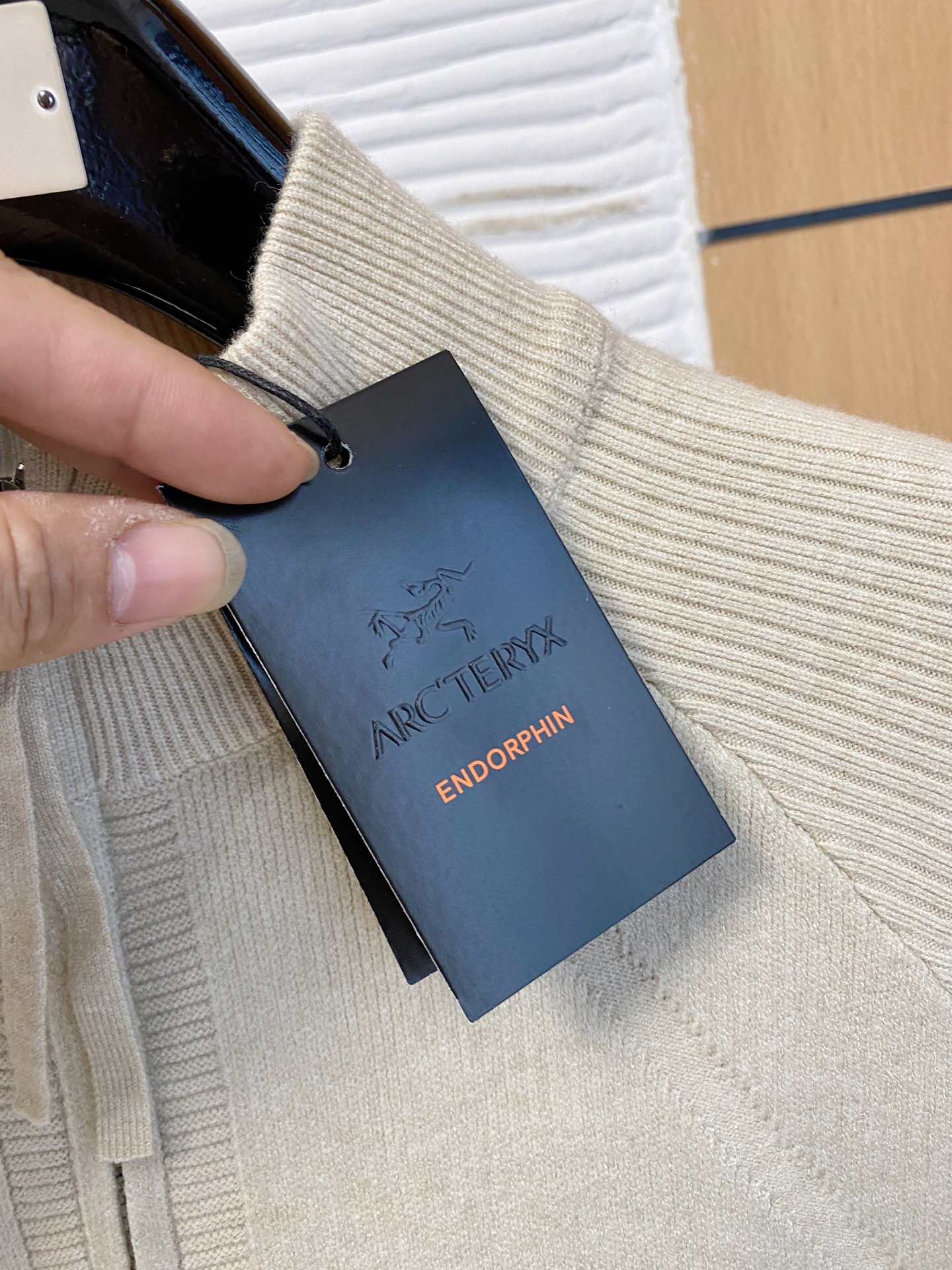 始祖鸟 2025秋冬羊毛混纺开衫拉链针织毛衣，采用进口定制纱线，上身舒适保暖，专柜同步在售。三标齐全。码