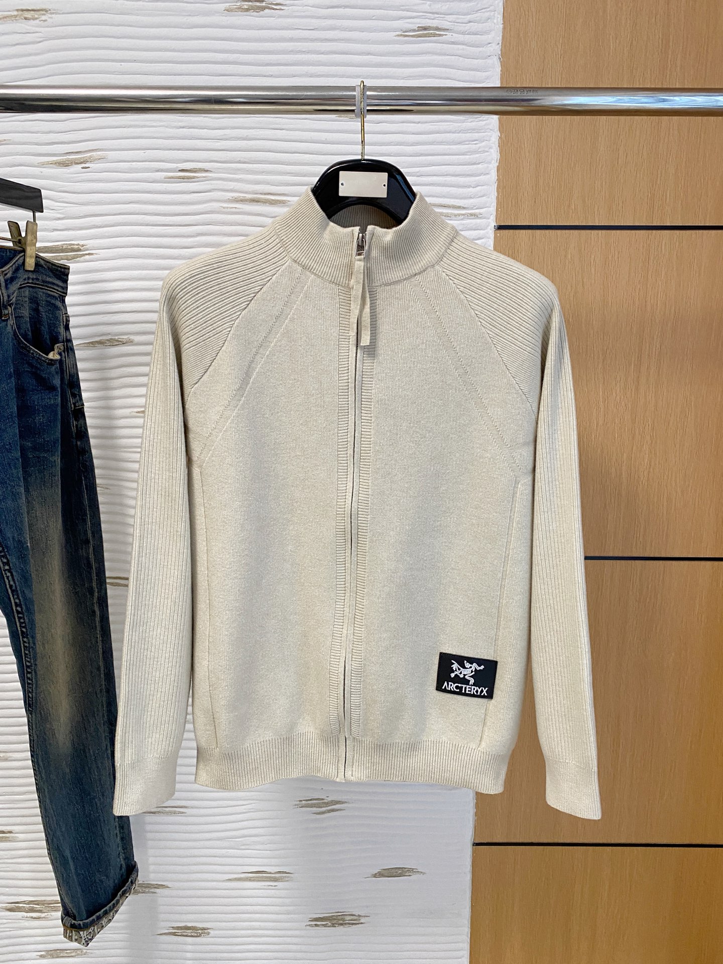 NO:607730,Arc'teryx 2025 autumn and winter wool blended cardigan zipper knitted sweater, using imported custom yarn, the upper body is comfortable and warm, and is on sale at the counter at the same time. Complete with three standards. Size: M-3XL 8, arc'teryx, sweaters, alexander wang19860909始祖鸟 2025秋冬羊毛混纺开衫拉链针织毛衣,采用进口定制纱线,上身舒适保暖,专柜同步在售.三标齐全. 码数: M-3XL 8,arc'teryx,sweaters,alexander wang,Men's clothing