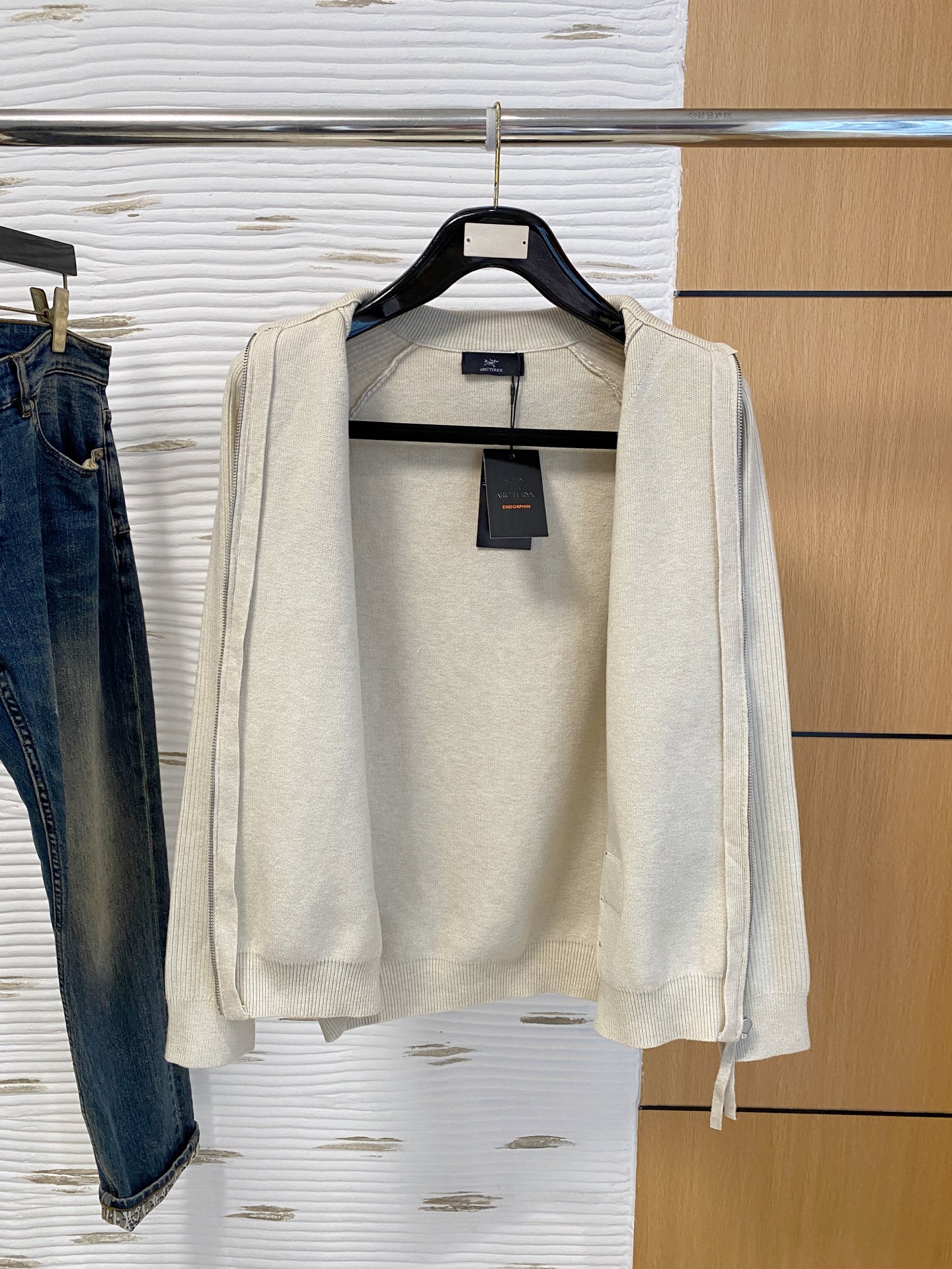 始祖鸟 2025秋冬羊毛混纺开衫拉链针织毛衣，采用进口定制纱线，上身舒适保暖，专柜同步在售。三标齐全。码