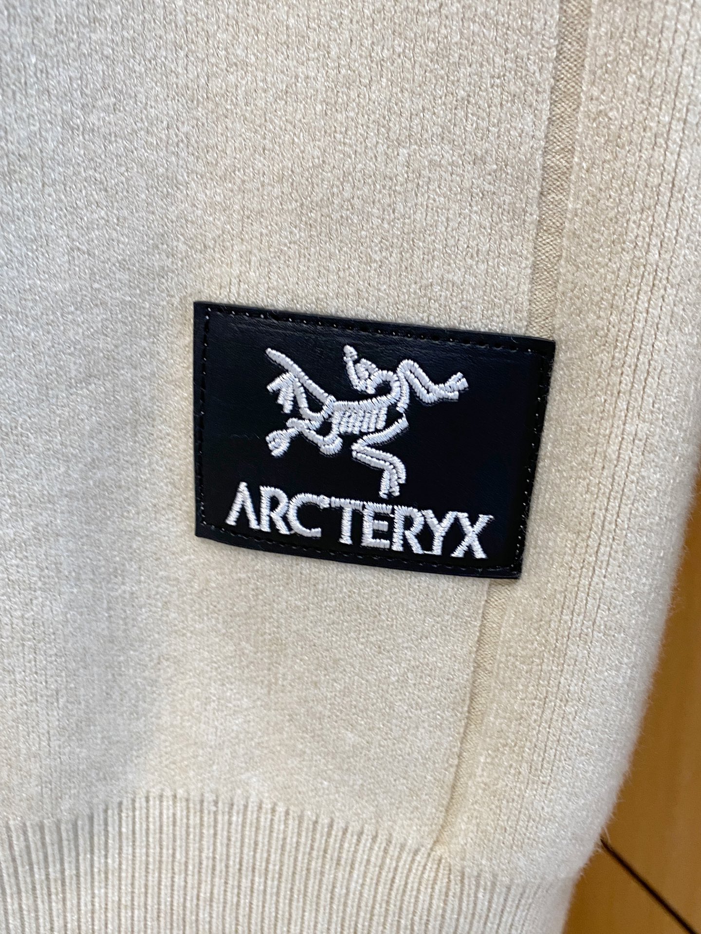 始祖鸟 2025秋冬羊毛混纺开衫拉链针织毛衣，采用进口定制纱线，上身舒适保暖，专柜同步在售。三标齐全。码