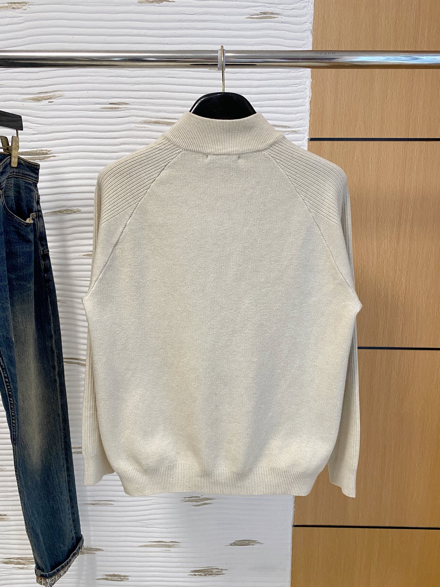 始祖鸟 2025秋冬羊毛混纺开衫拉链针织毛衣，采用进口定制纱线，上身舒适保暖，专柜同步在售。三标齐全。码