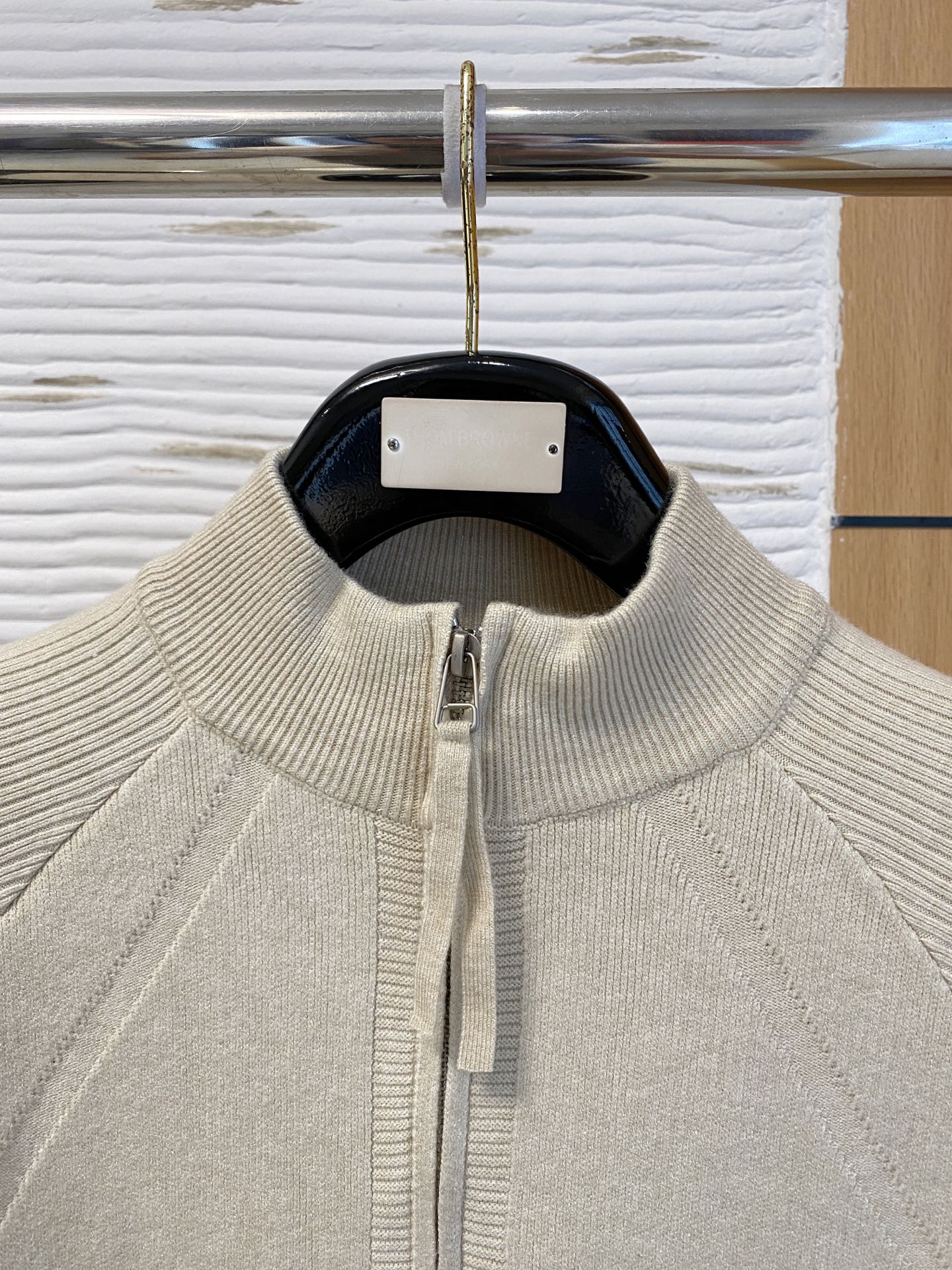 始祖鸟 2025秋冬羊毛混纺开衫拉链针织毛衣，采用进口定制纱线，上身舒适保暖，专柜同步在售。三标齐全。码