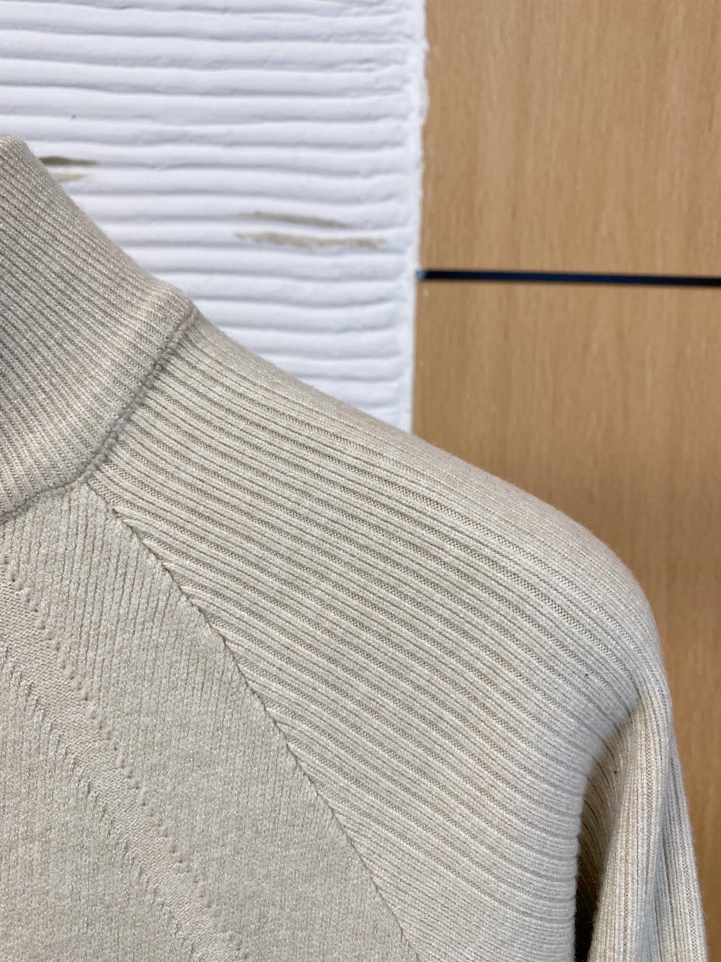 始祖鸟 2025秋冬羊毛混纺开衫拉链针织毛衣，采用进口定制纱线，上身舒适保暖，专柜同步在售。三标齐全。码