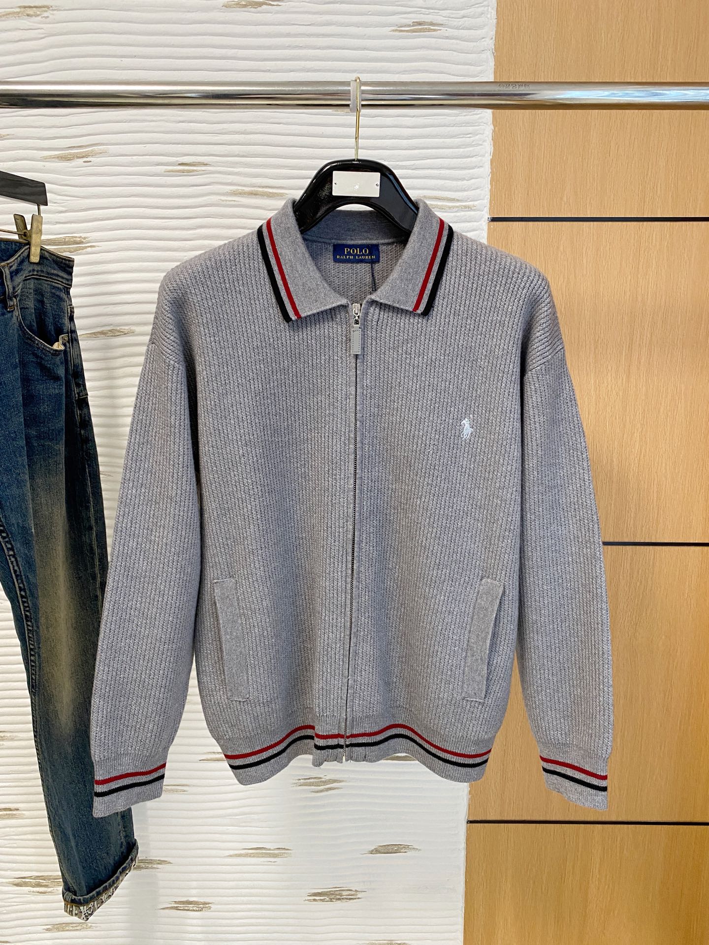 拉夫劳伦 2025秋冬羊毛混纺开衫拉链针织毛衣，采用进口定制纱线，上身舒适保暖，专柜同步在售。三标齐全。