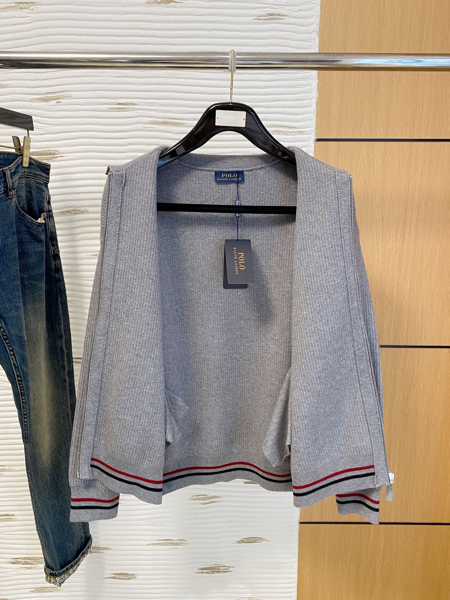 拉夫劳伦 2025秋冬羊毛混纺开衫拉链针织毛衣，采用进口定制纱线，上身舒适保暖，专柜同步在售。三标齐全。