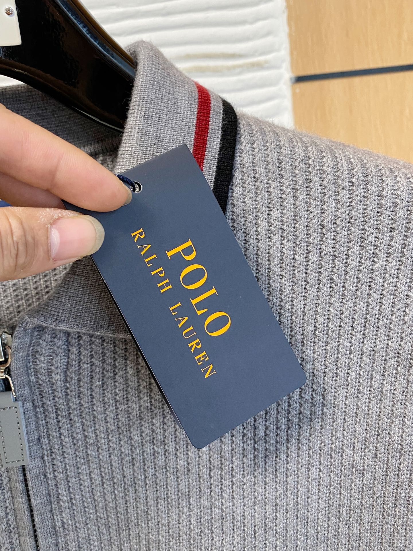 拉夫劳伦 2025秋冬羊毛混纺开衫拉链针织毛衣，采用进口定制纱线，上身舒适保暖，专柜同步在售。三标齐全。