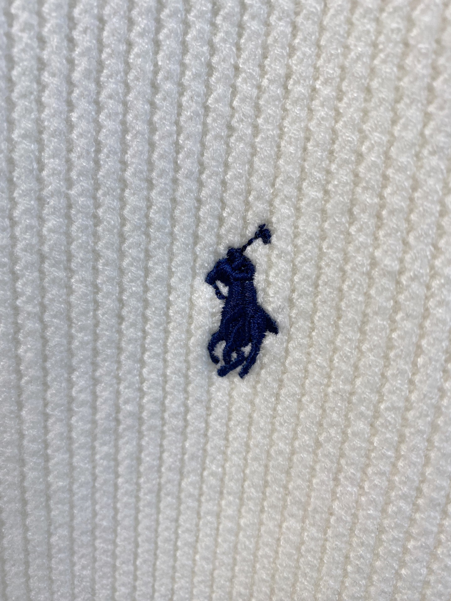 拉夫劳伦 2025秋冬羊毛混纺开衫拉链针织毛衣，采用进口定制纱线，上身舒适保暖，专柜同步在售。三标齐全。