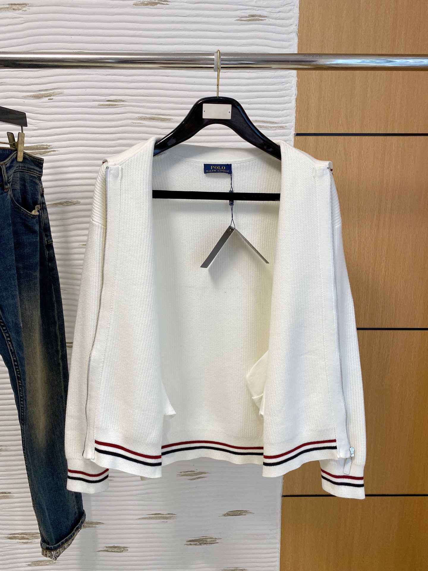 拉夫劳伦 2025秋冬羊毛混纺开衫拉链针织毛衣，采用进口定制纱线，上身舒适保暖，专柜同步在售。三标齐全。