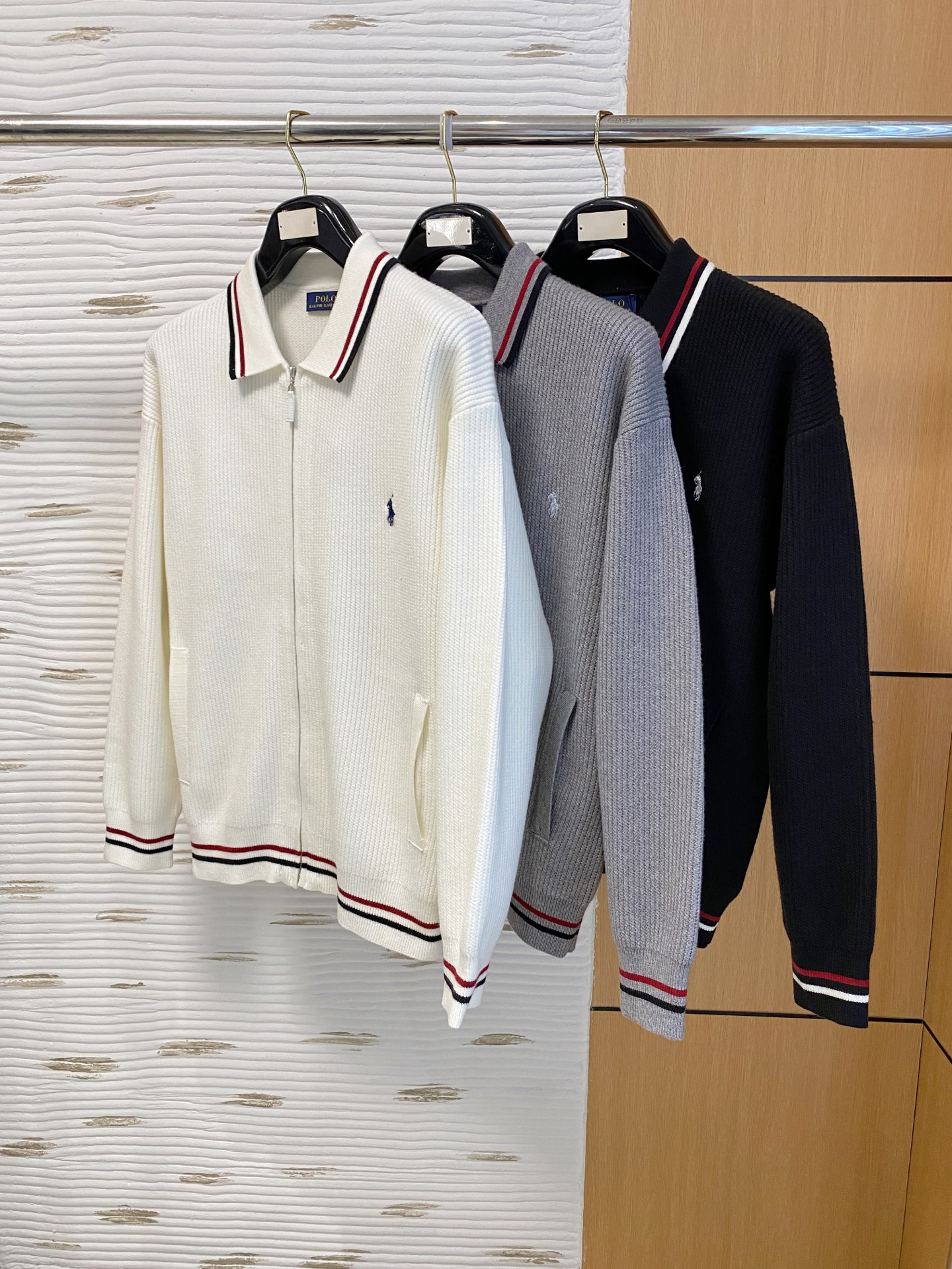 拉夫劳伦 2025秋冬羊毛混纺开衫拉链针织毛衣，采用进口定制纱线，上身舒适保暖，专柜同步在售。三标齐全。