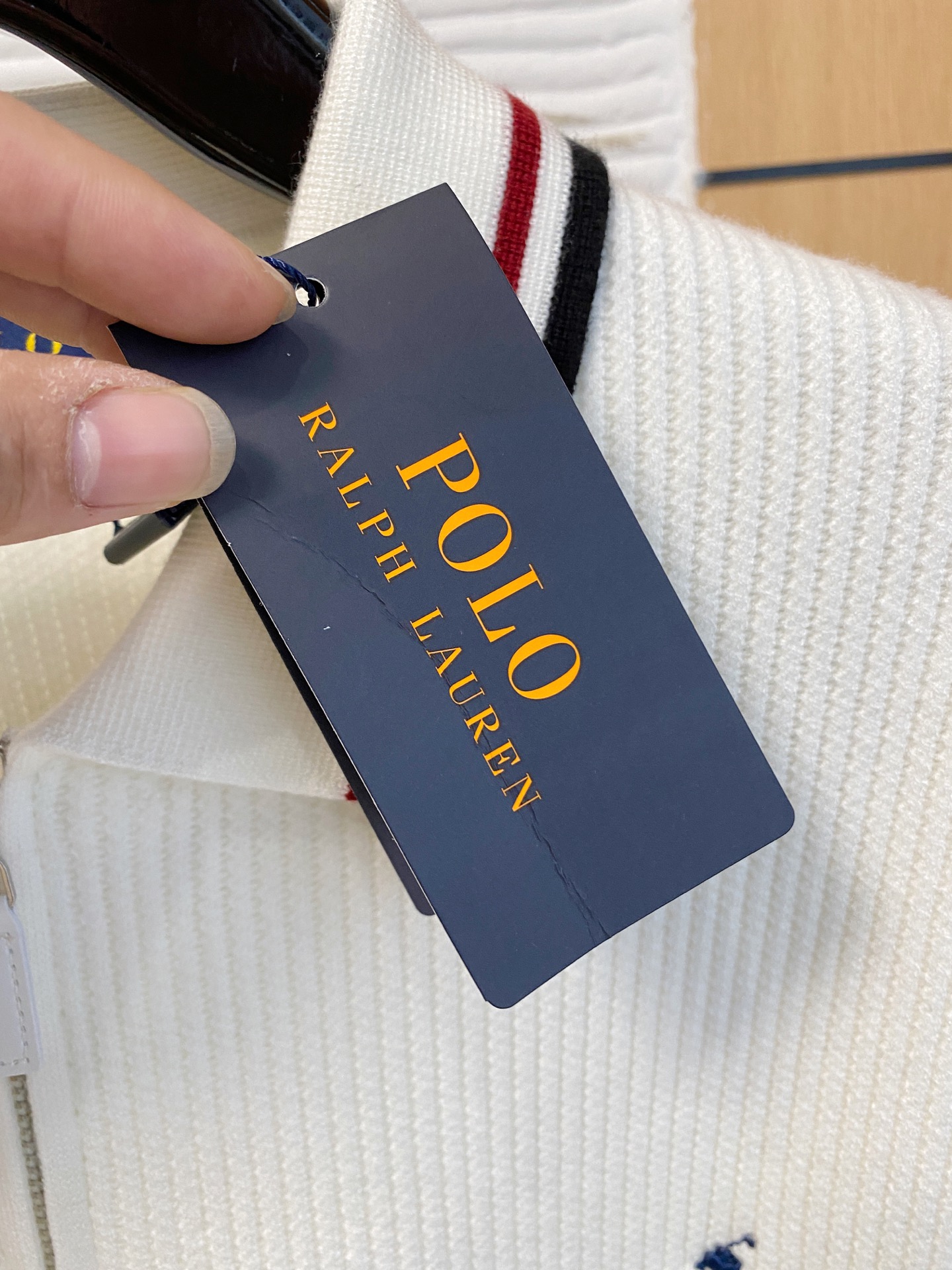 拉夫劳伦 2025秋冬羊毛混纺开衫拉链针织毛衣，采用进口定制纱线，上身舒适保暖，专柜同步在售。三标齐全。