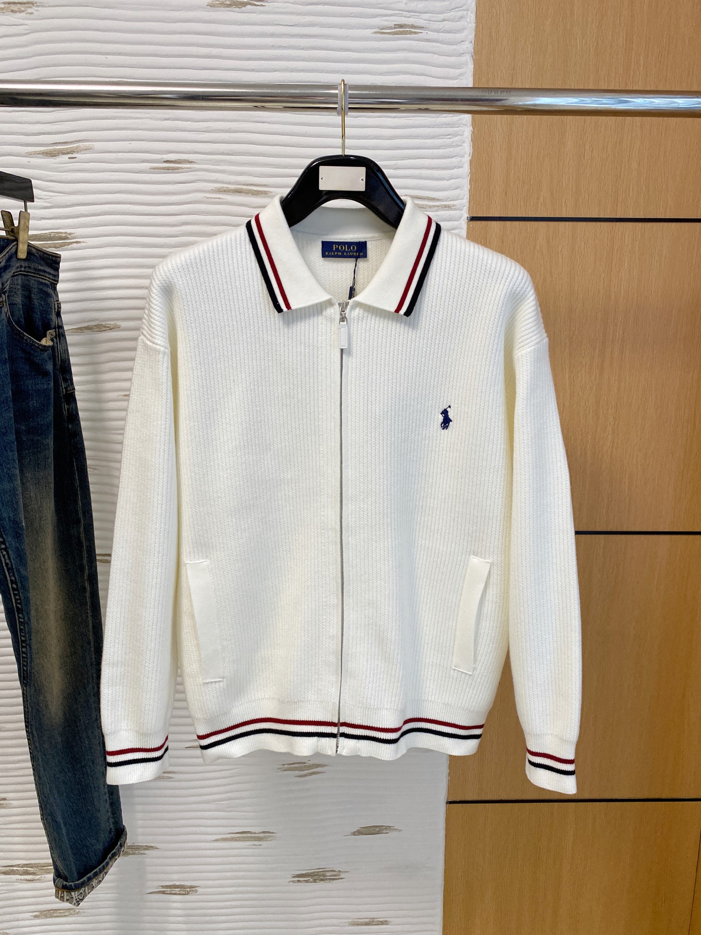 NO:607725,Ralph Lauren 2025 autumn and winter wool blended cardigan zipper knitted sweater, using imported custom yarn, the upper body is comfortable and warm, and is on sale at the counter at the same time. Complete with three standards. Size: M-XXL,,sweaters,alexander wang19860909拉夫劳伦 2025秋冬羊毛混纺开衫拉链针织毛衣,采用进口定制纱线,上身舒适保暖,专柜同步在售.三标齐全. 码数: M-XXL,,sweaters,alexander wang,Men's clothing