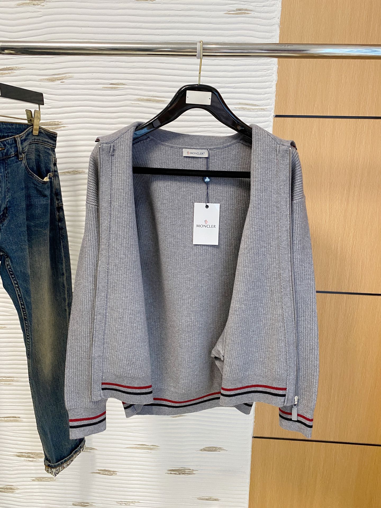 蒙口 2025秋冬羊毛混纺开衫拉链针织毛衣，采用进口定制纱线，上身舒适保暖，专柜同步在售。三标齐全。码数