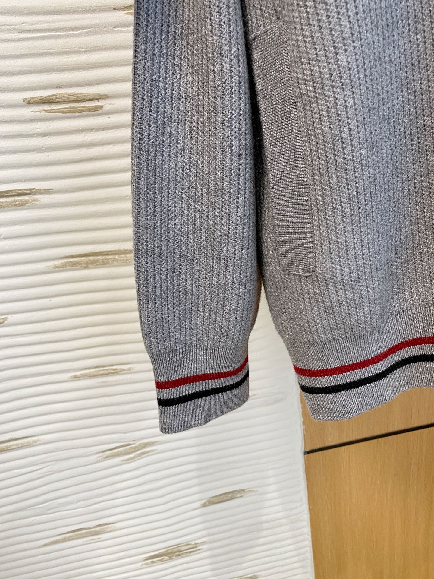 蒙口 2025秋冬羊毛混纺开衫拉链针织毛衣，采用进口定制纱线，上身舒适保暖，专柜同步在售。三标齐全。码数