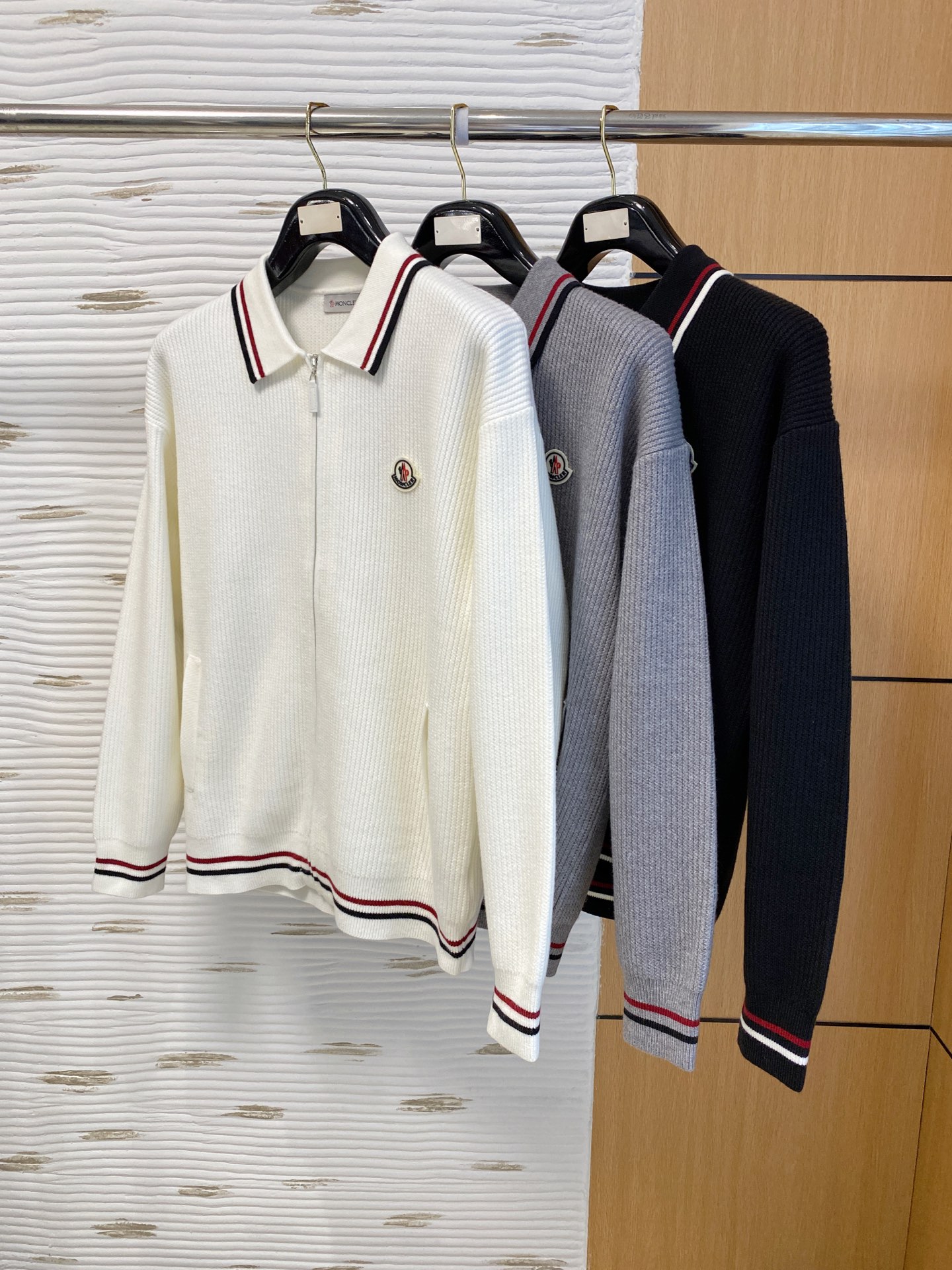 蒙口 2025秋冬羊毛混纺开衫拉链针织毛衣，采用进口定制纱线，上身舒适保暖，专柜同步在售。三标齐全。码数