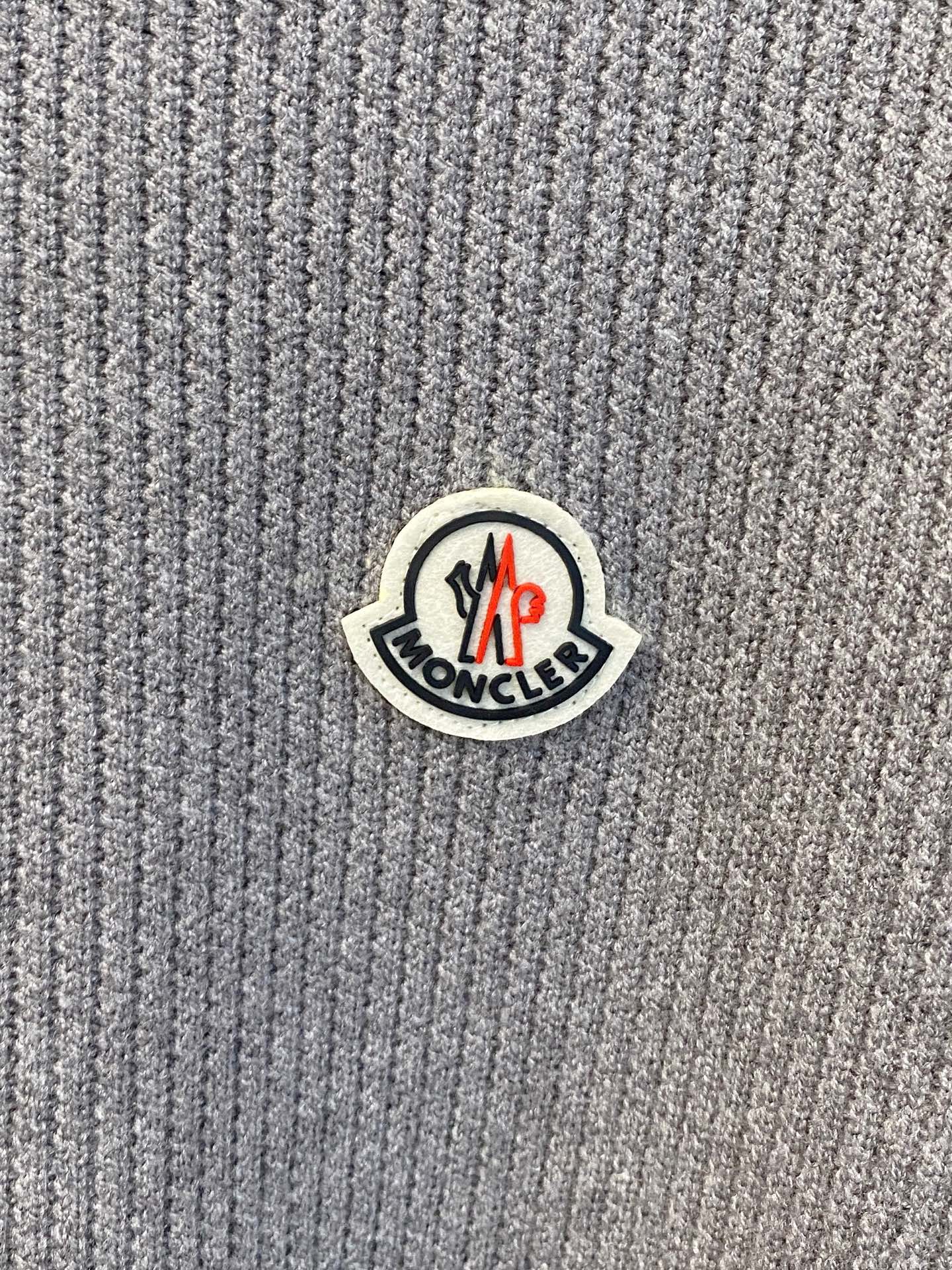 蒙口 2025秋冬羊毛混纺开衫拉链针织毛衣，采用进口定制纱线，上身舒适保暖，专柜同步在售。三标齐全。码数