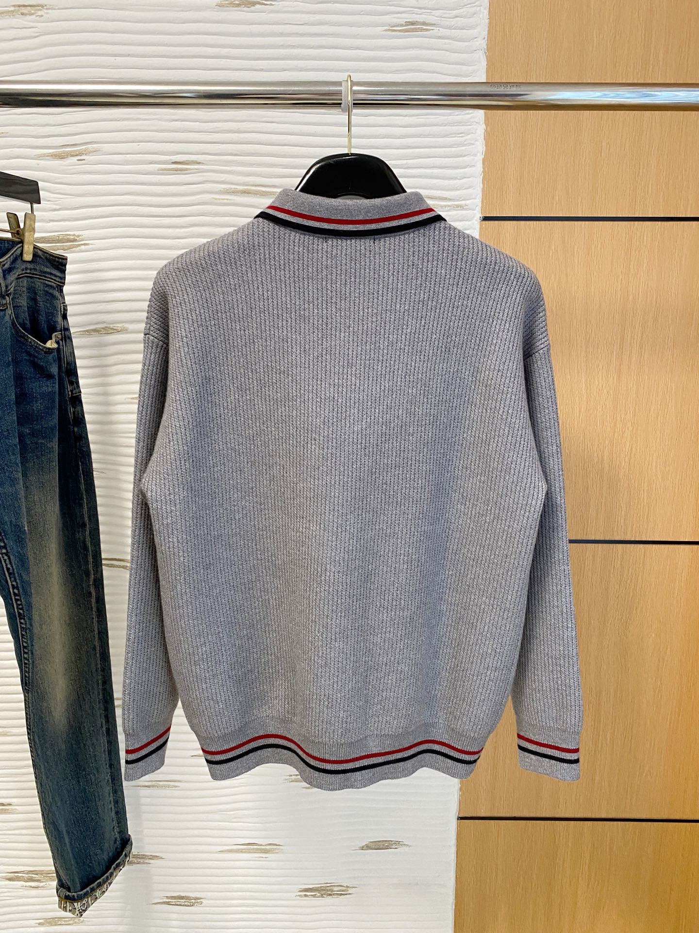 蒙口 2025秋冬羊毛混纺开衫拉链针织毛衣，采用进口定制纱线，上身舒适保暖，专柜同步在售。三标齐全。码数