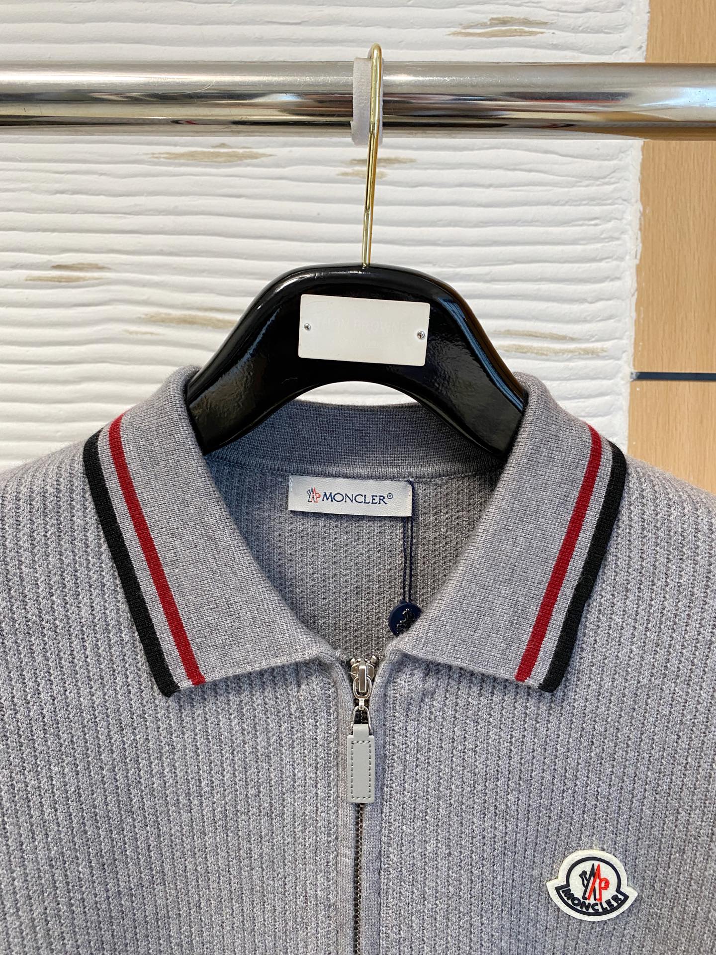 蒙口 2025秋冬羊毛混纺开衫拉链针织毛衣，采用进口定制纱线，上身舒适保暖，专柜同步在售。三标齐全。码数