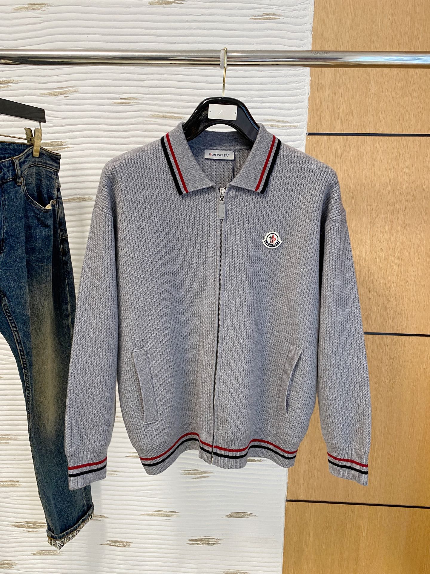 蒙口 2025秋冬羊毛混纺开衫拉链针织毛衣，采用进口定制纱线，上身舒适保暖，专柜同步在售。三标齐全。码数