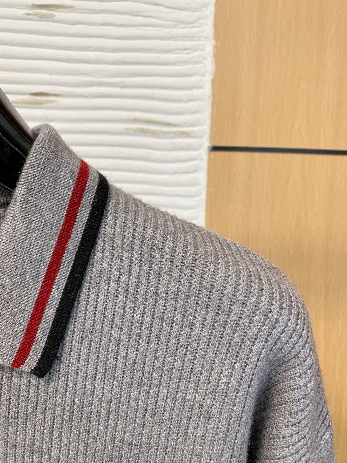 蒙口 2025秋冬羊毛混纺开衫拉链针织毛衣，采用进口定制纱线，上身舒适保暖，专柜同步在售。三标齐全。码数